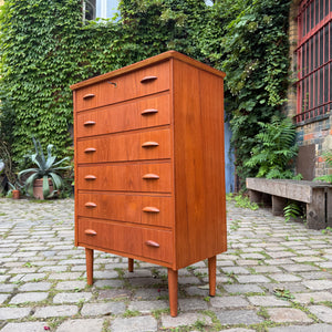 Kommode Teak mit Muschelgriffen & Schloss aus Dänemark