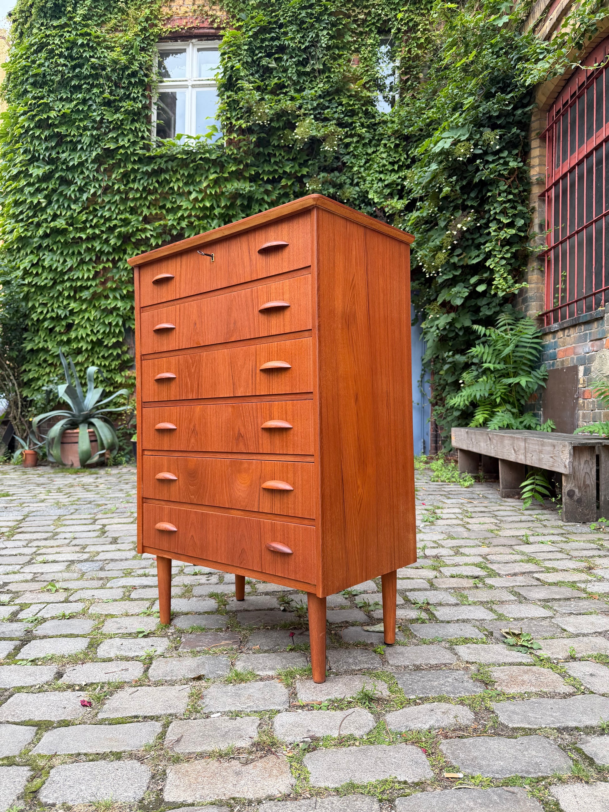 Kommode Teak mit Muschelgriffen & Schloss aus Dänemark