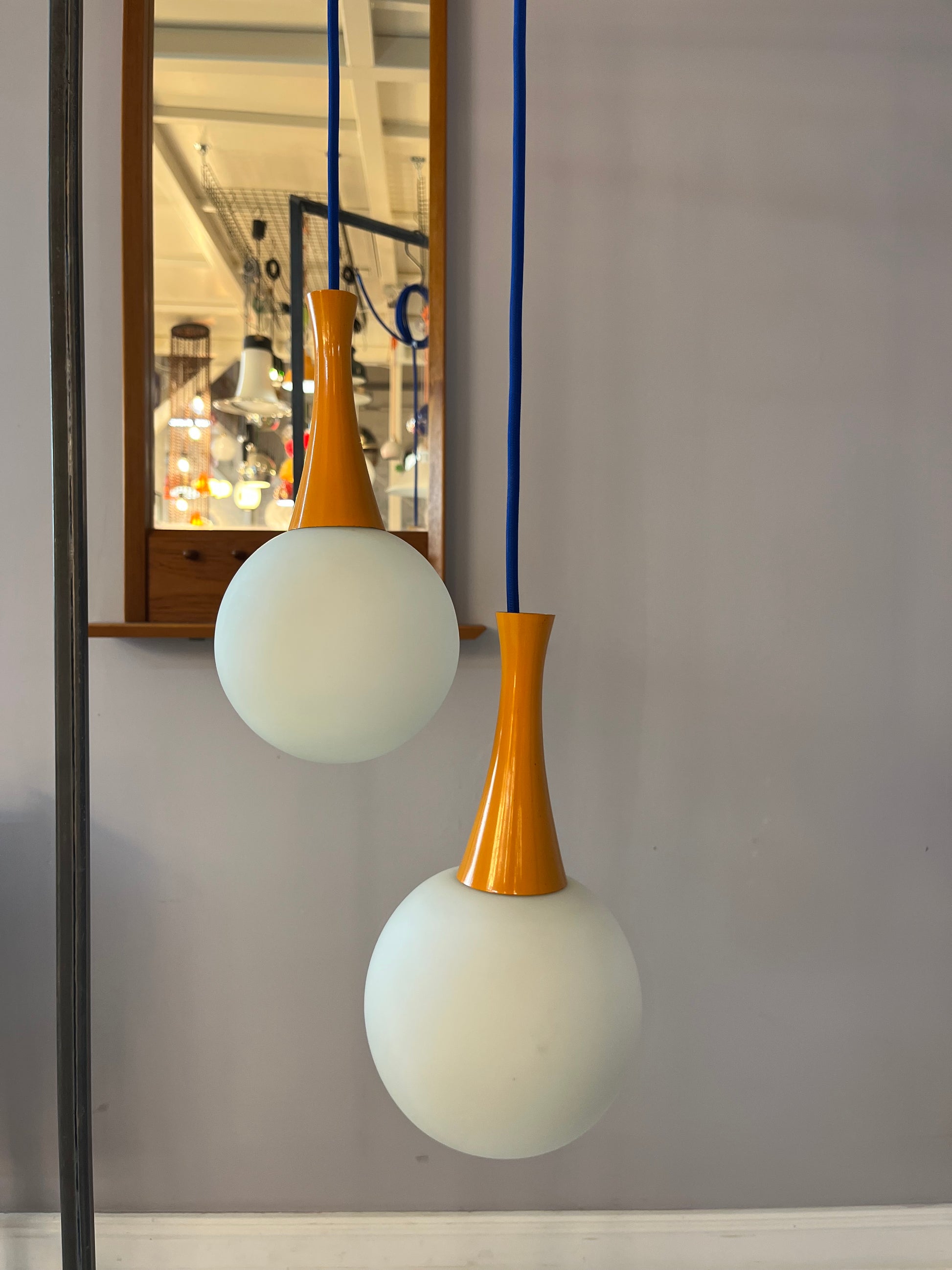 Kugellampe orange blau Opalglas von Richard Essig