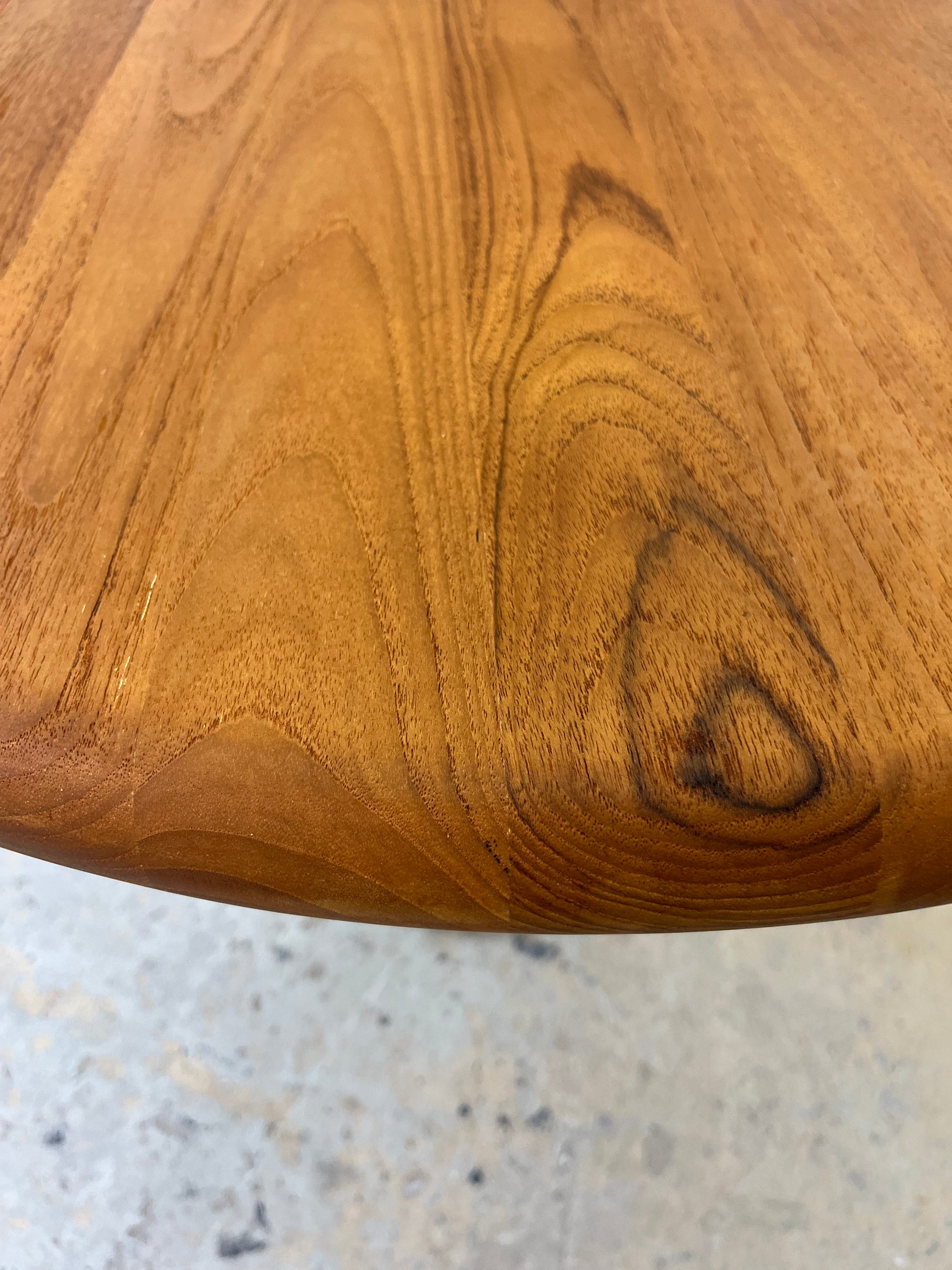 Ovaler Esstisch Teak mit neuem Tischgestell Glostrup
