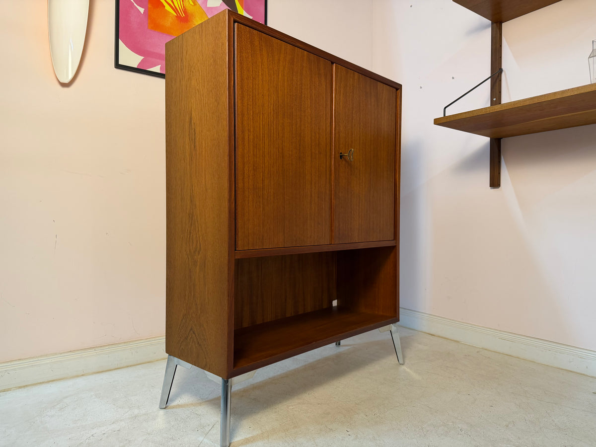 Schrank Teak mit Regalfach, Schloss & neuen Chromfüßen von Heinrich Riestenpatt