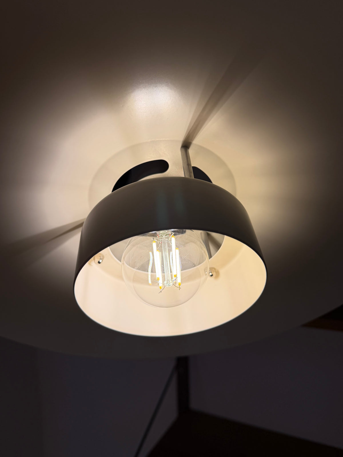 Lamellenlampe weiß mit blauem Akzentring aus Dänemark
