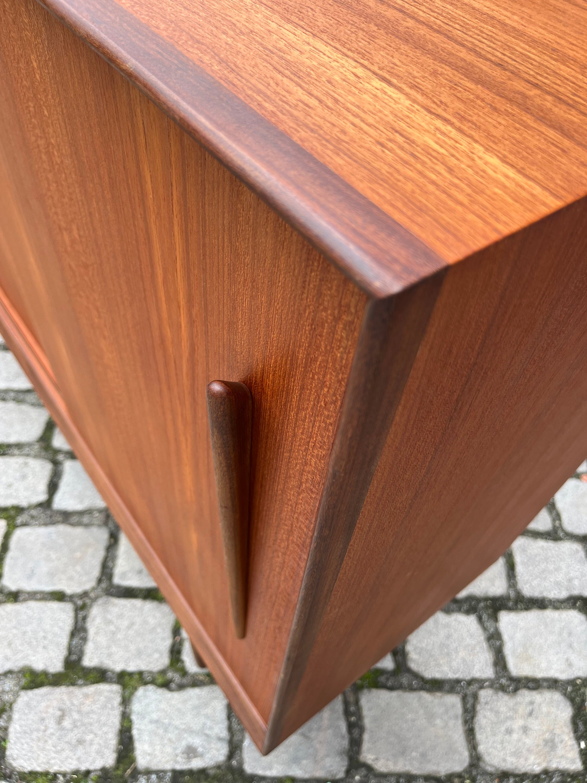 Highboard Teak mit schrägen Griffen aus Dänemark