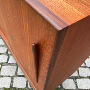 Highboard Teak mit schrägen Griffen aus Dänemark