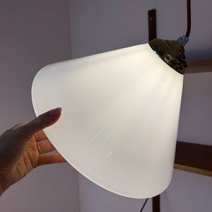 Hängelampe weiß Glas mit Messing aus Dänemark
