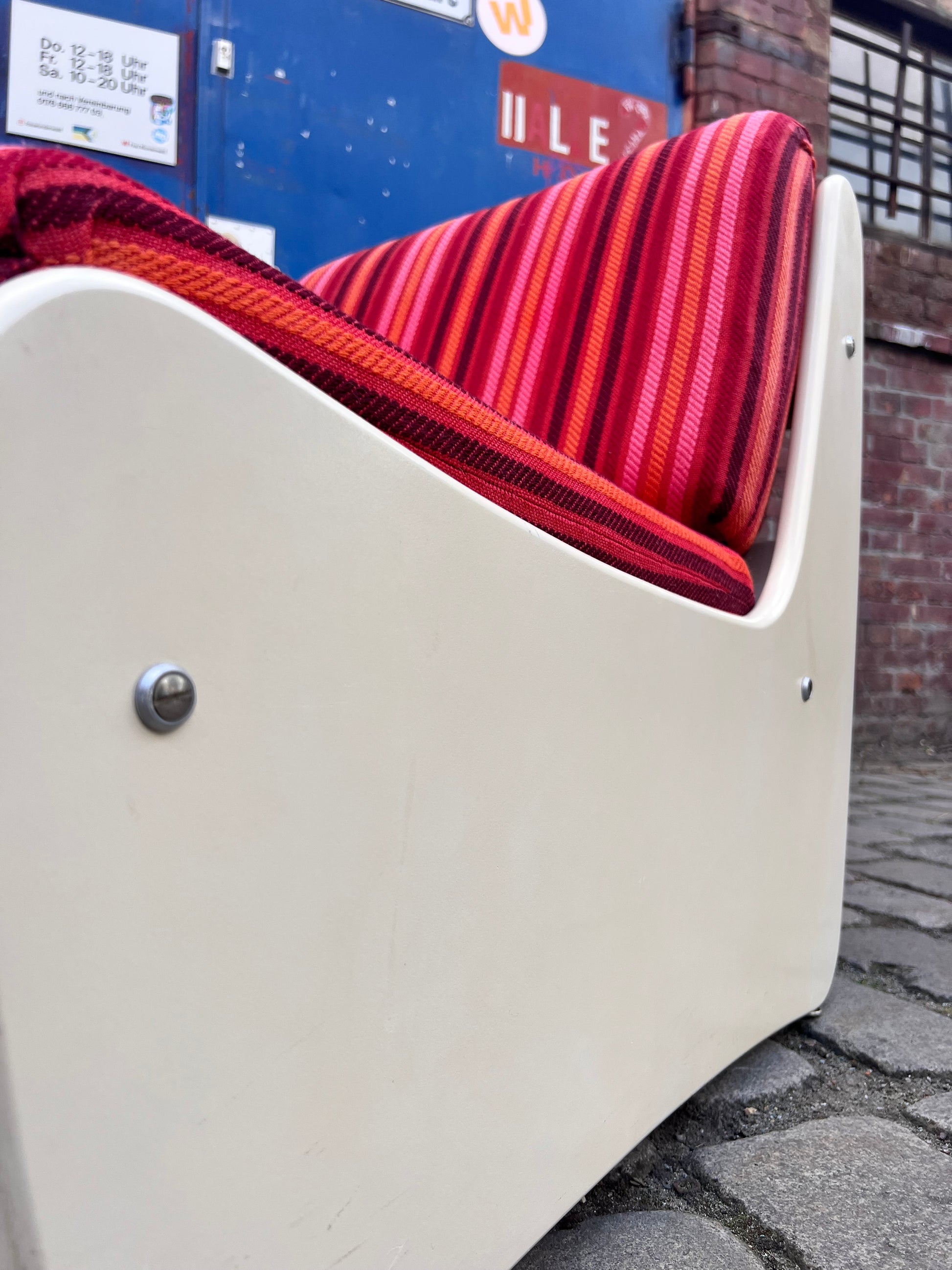 Sessel 70er pink gestreift