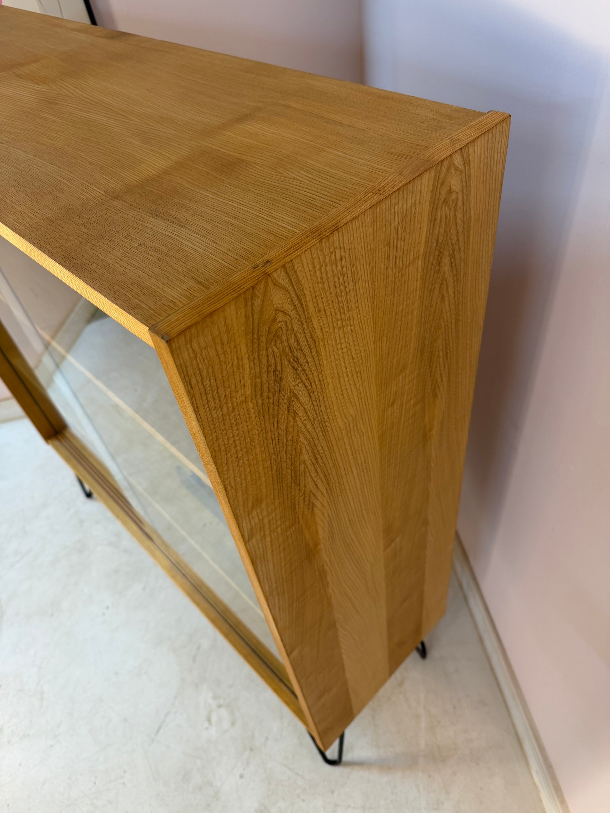 Vitrine Typ 430 mit neuen Hairpinlegs von Joachim Nebelung für Hellerau
