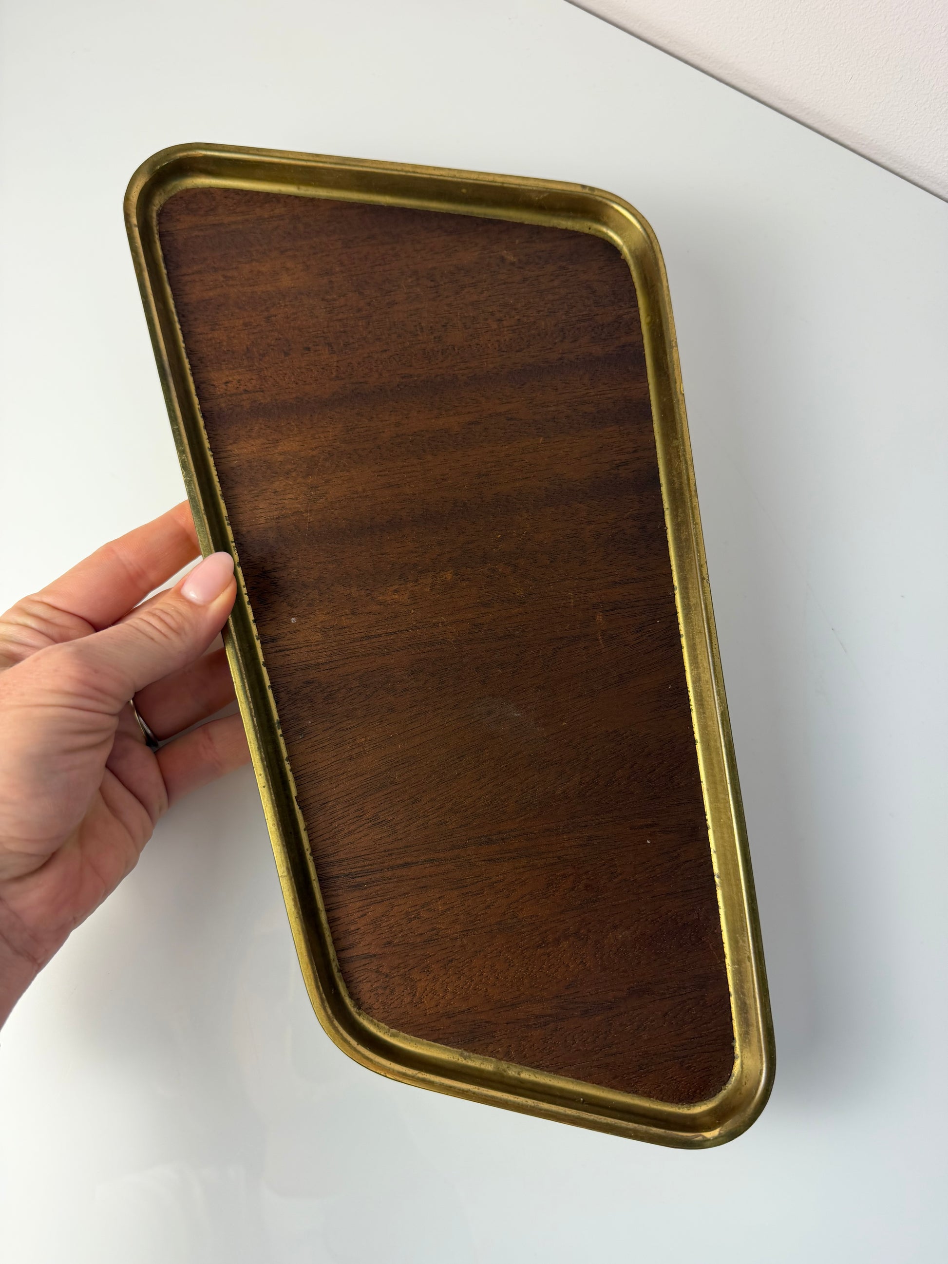 Asymmetrisches Tablett Messing Teak Furnier aus Dänemark