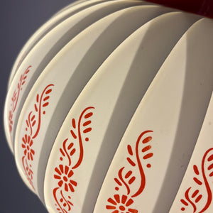 Hängelampe mit roten Blumendetails von Lars Schiøler