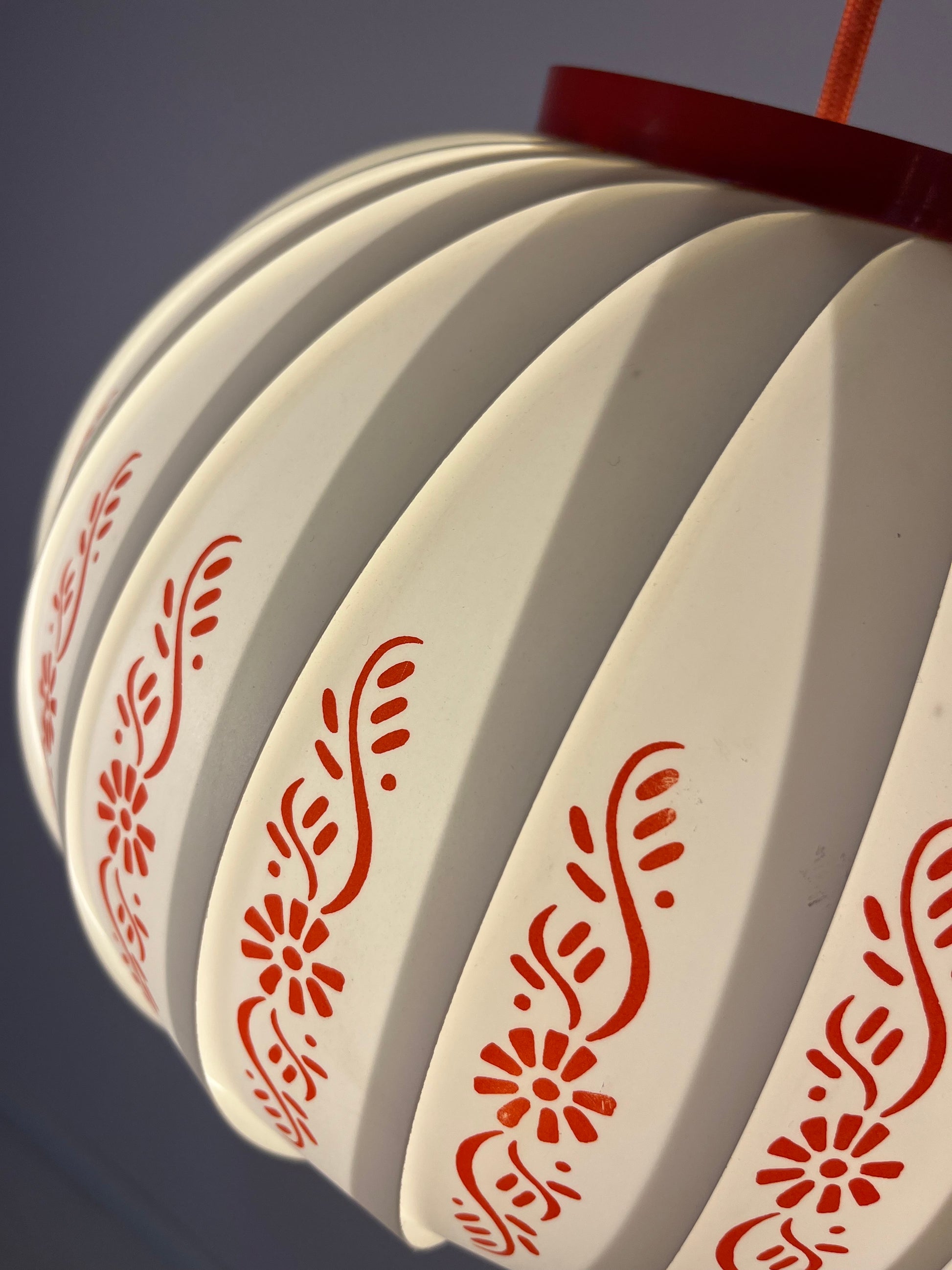 Hängelampe mit roten Blumendetails von Lars Schiøler