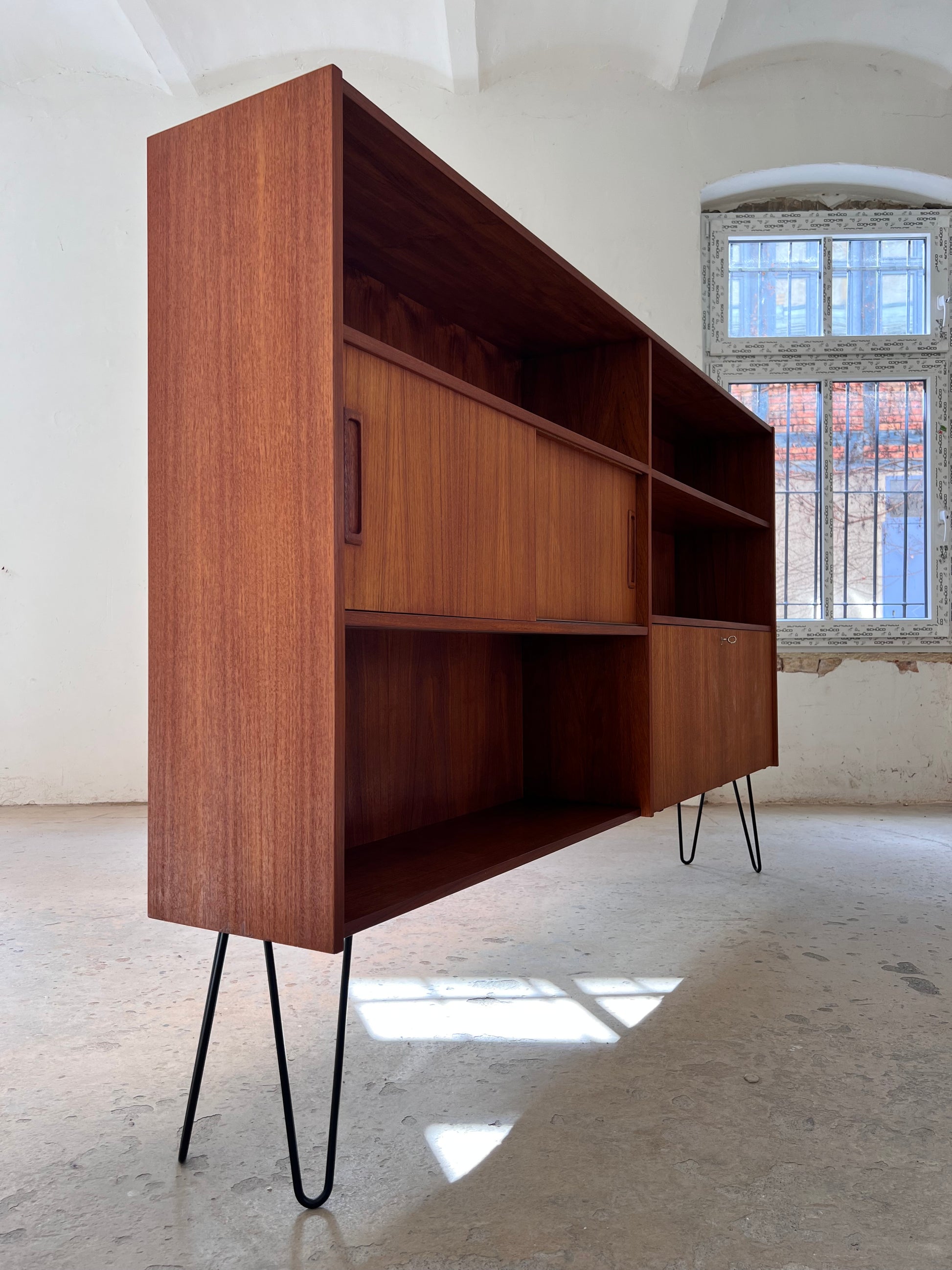 Regal auf Hairpinlegs aus Dänemark