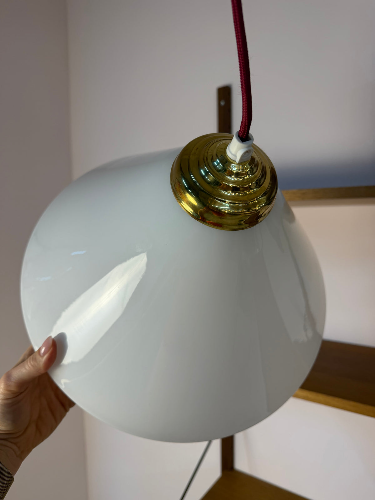 Hängelampe weiß Glas mit Messing aus Dänemark