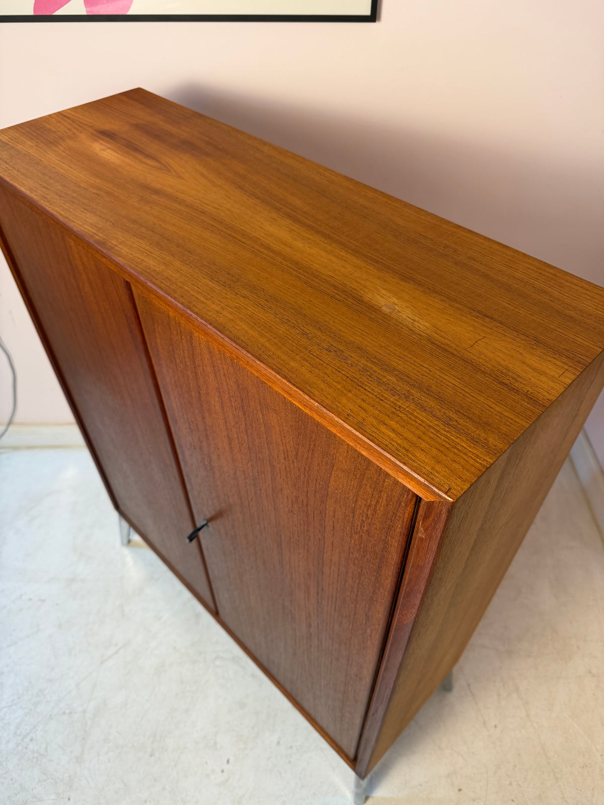 Schrank Teak mit Schloss & neuen Chromfüßen von Heinrich Riestenpatt