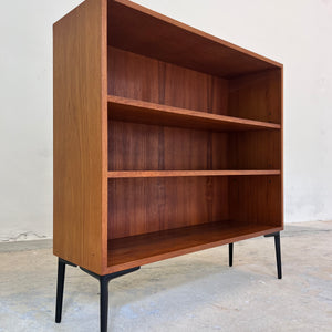 Regal Teak mit neuen Metallfüßen von IDEE Möbel