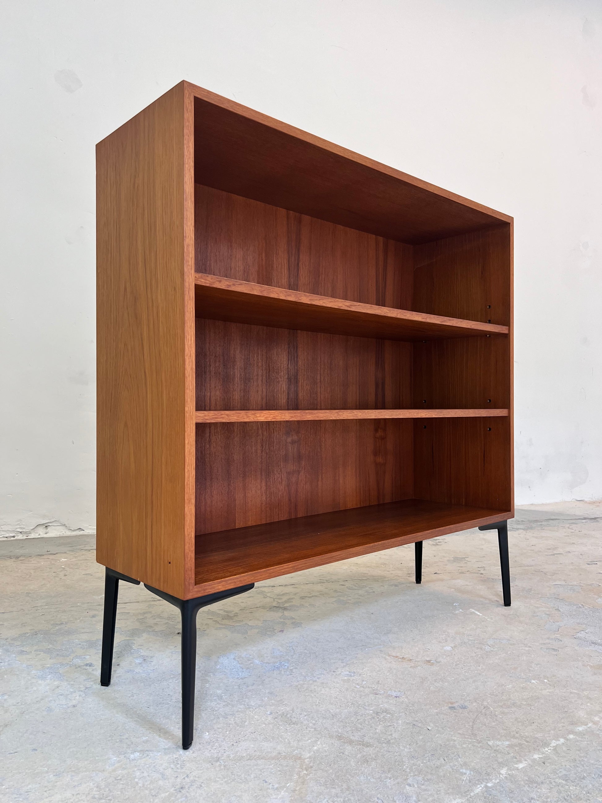 Regal Teak mit neuen Metallfüßen von IDEE Möbel