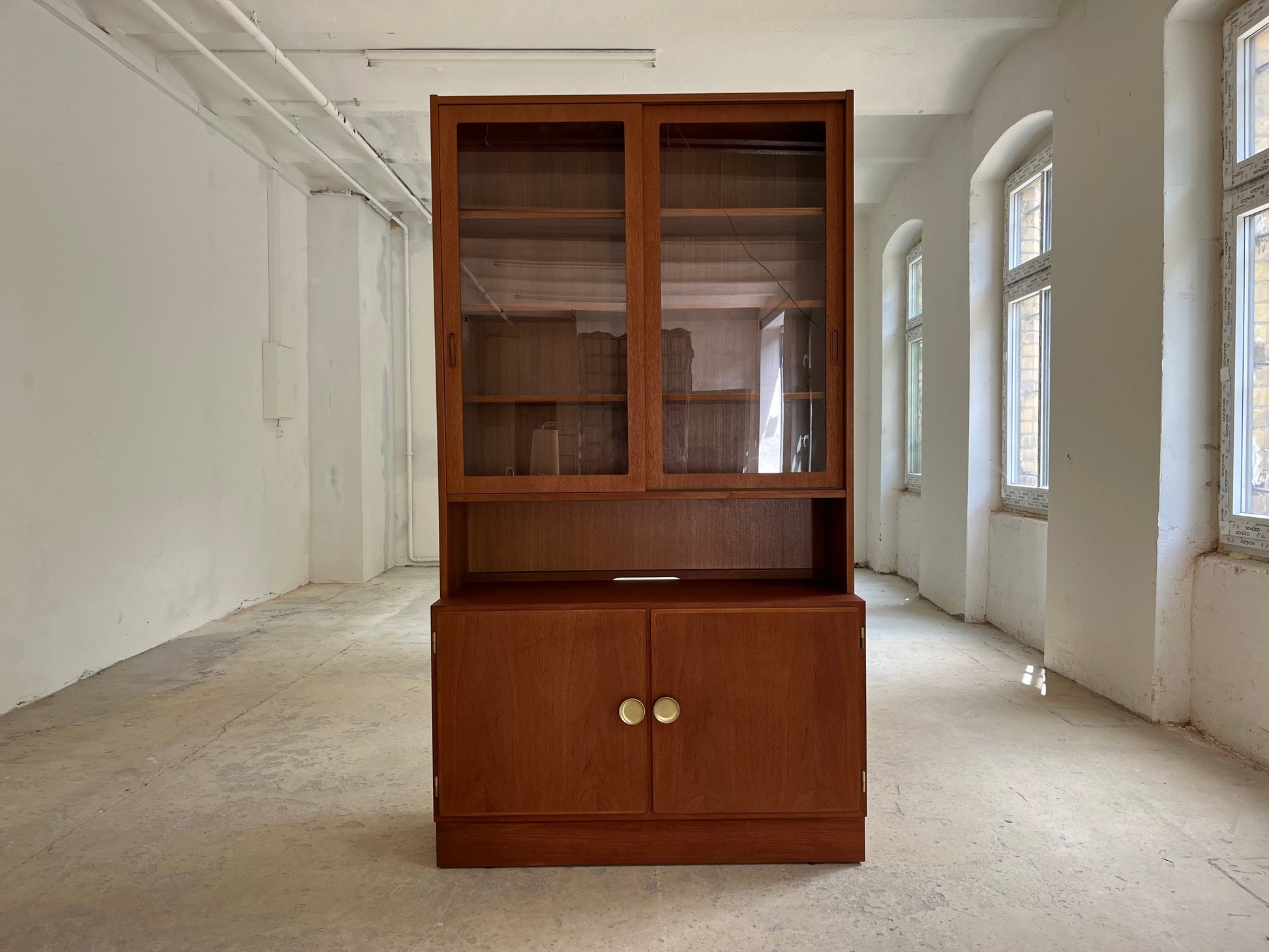 Vitrine Teak mit Schiebetüren von Hundevad