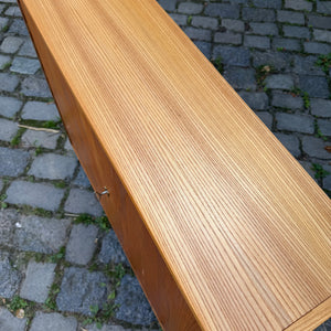 Schrank Typ 605 Esche mit neuen Chromfüßen von Hellerau