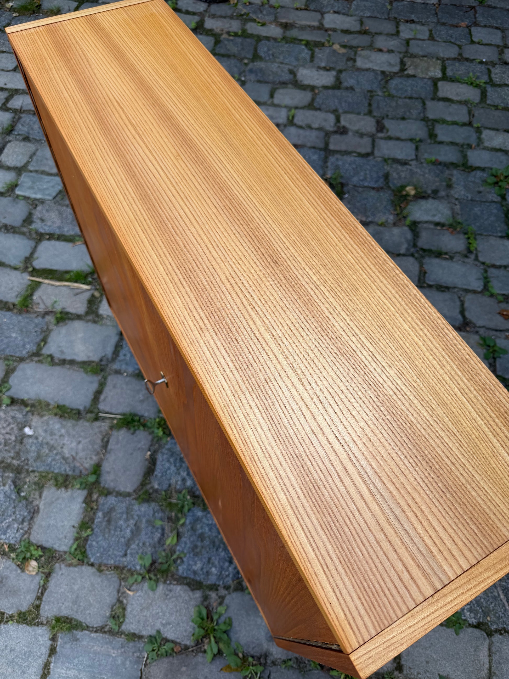 Schrank Typ 605 Esche mit neuen Chromfüßen von Hellerau