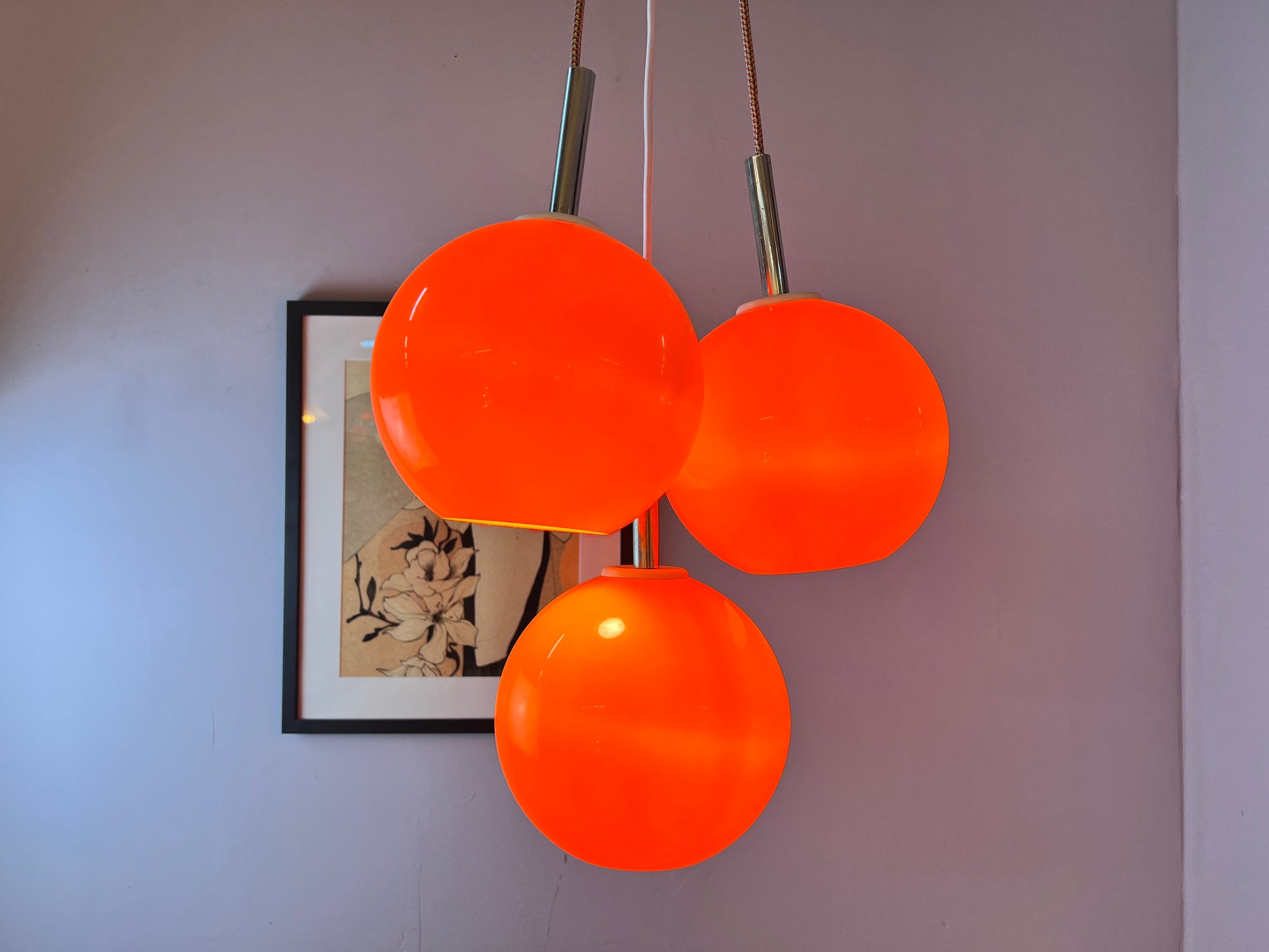 Kleine Kugellampe orange Kunststoff mit Chromstab