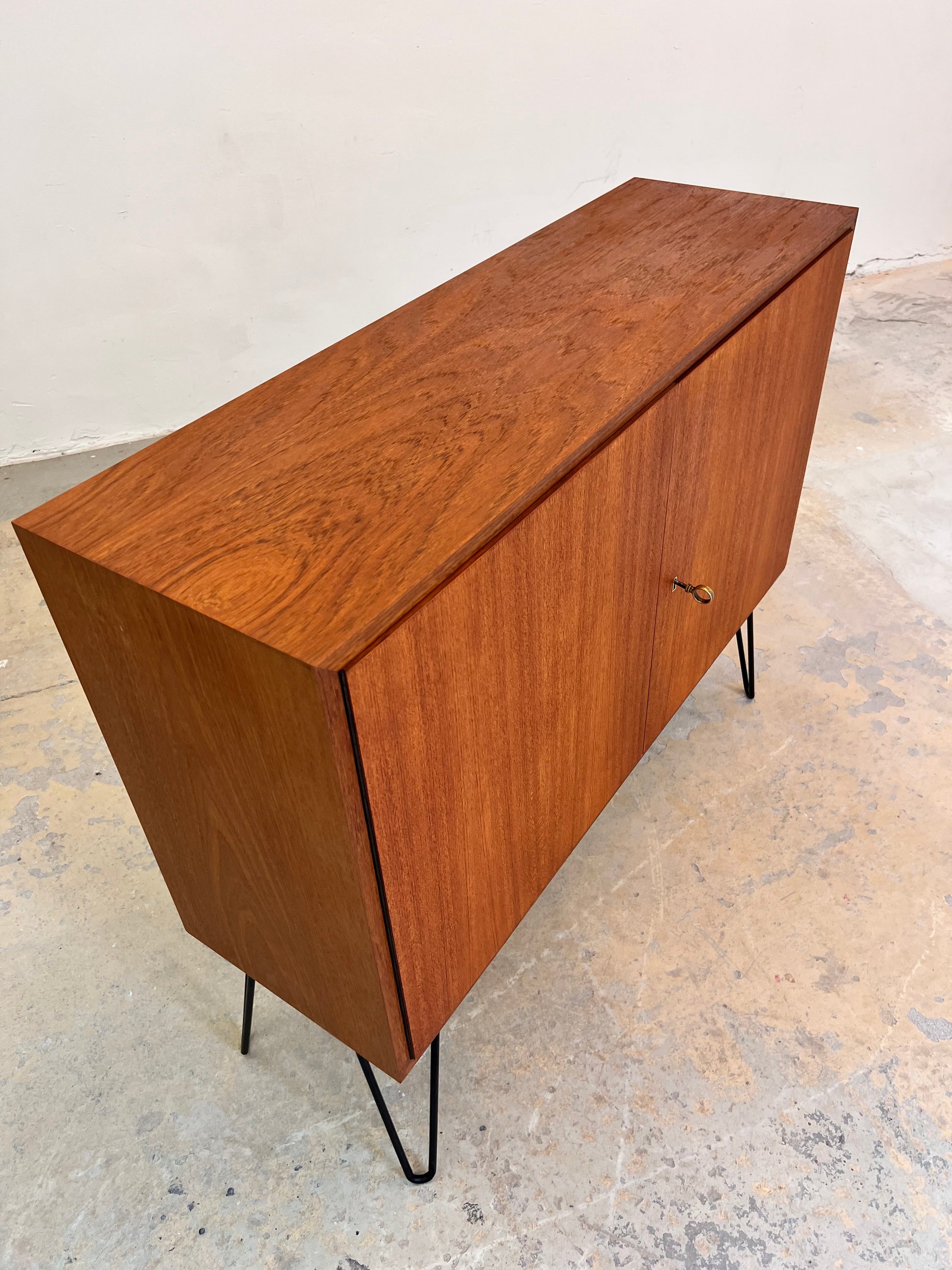 Schrank Teak auf Hairpinlegs