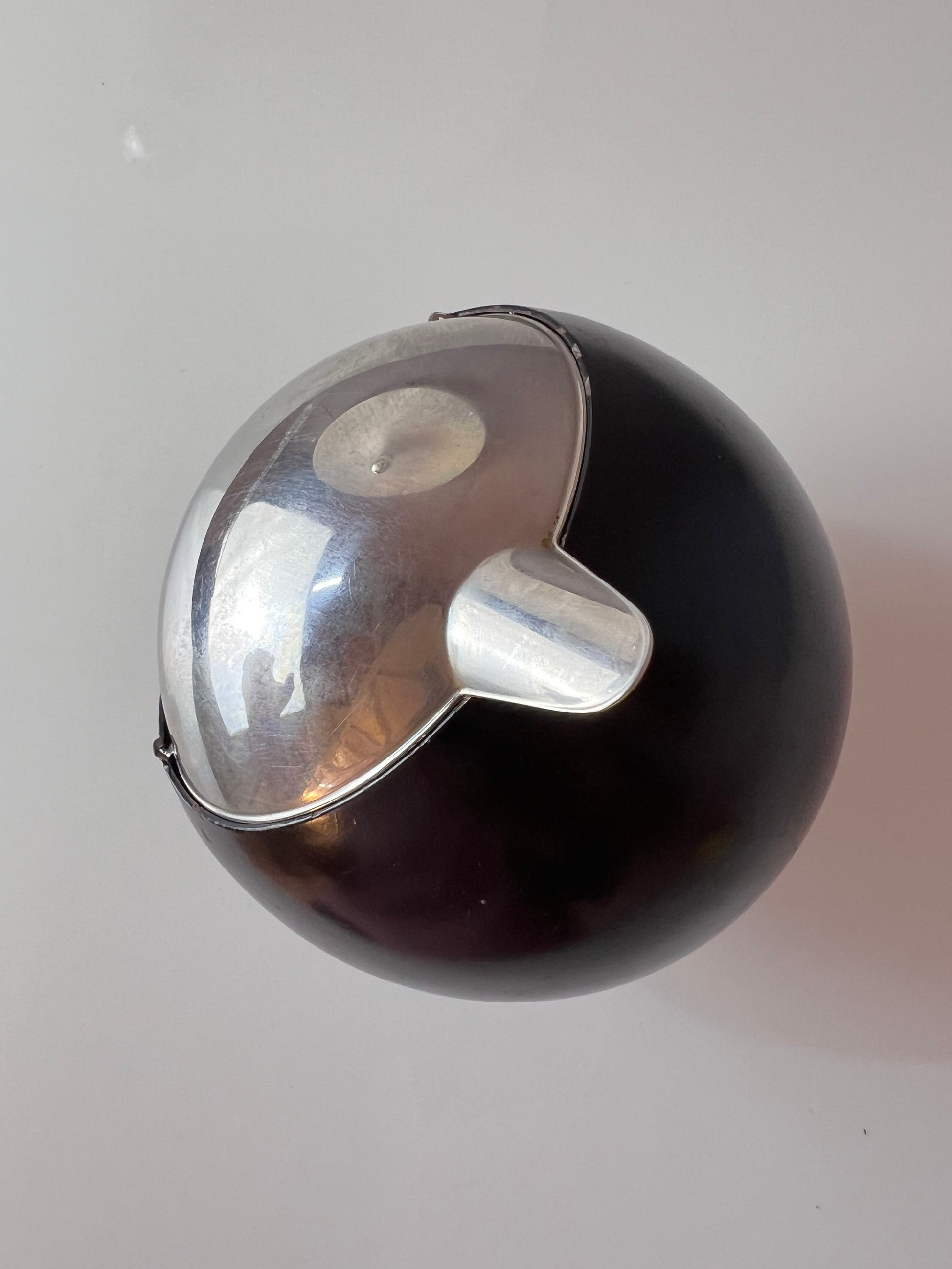 Kugelaschenbecher schwarz Chrom von Quist