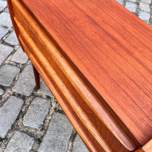 Kleine Kommode / Nachtschrank Teak mit durchgehenden Griffen aus Dänemark