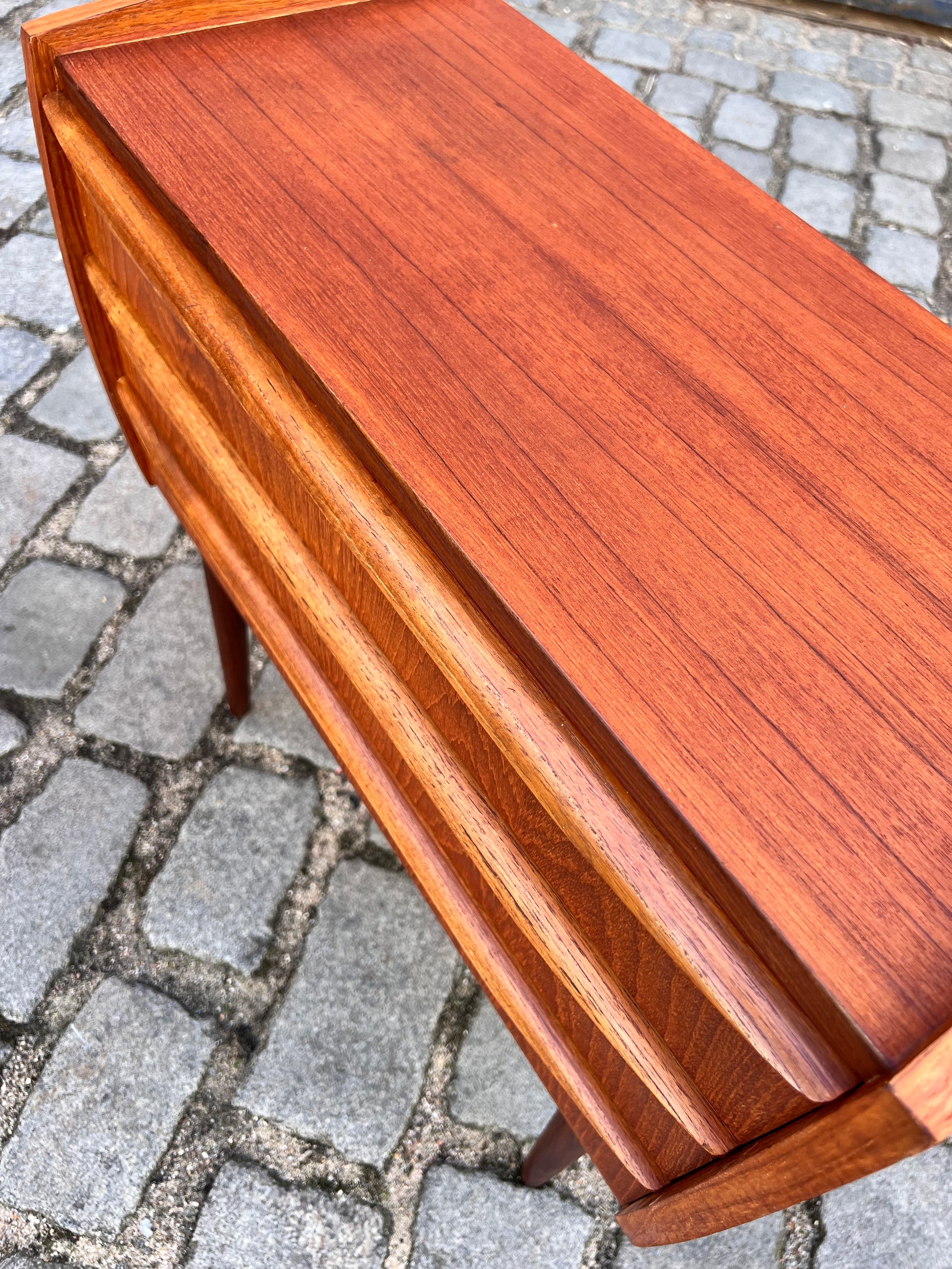 Kleine Kommode / Nachtschrank Teak mit durchgehenden Griffen aus Dänemark