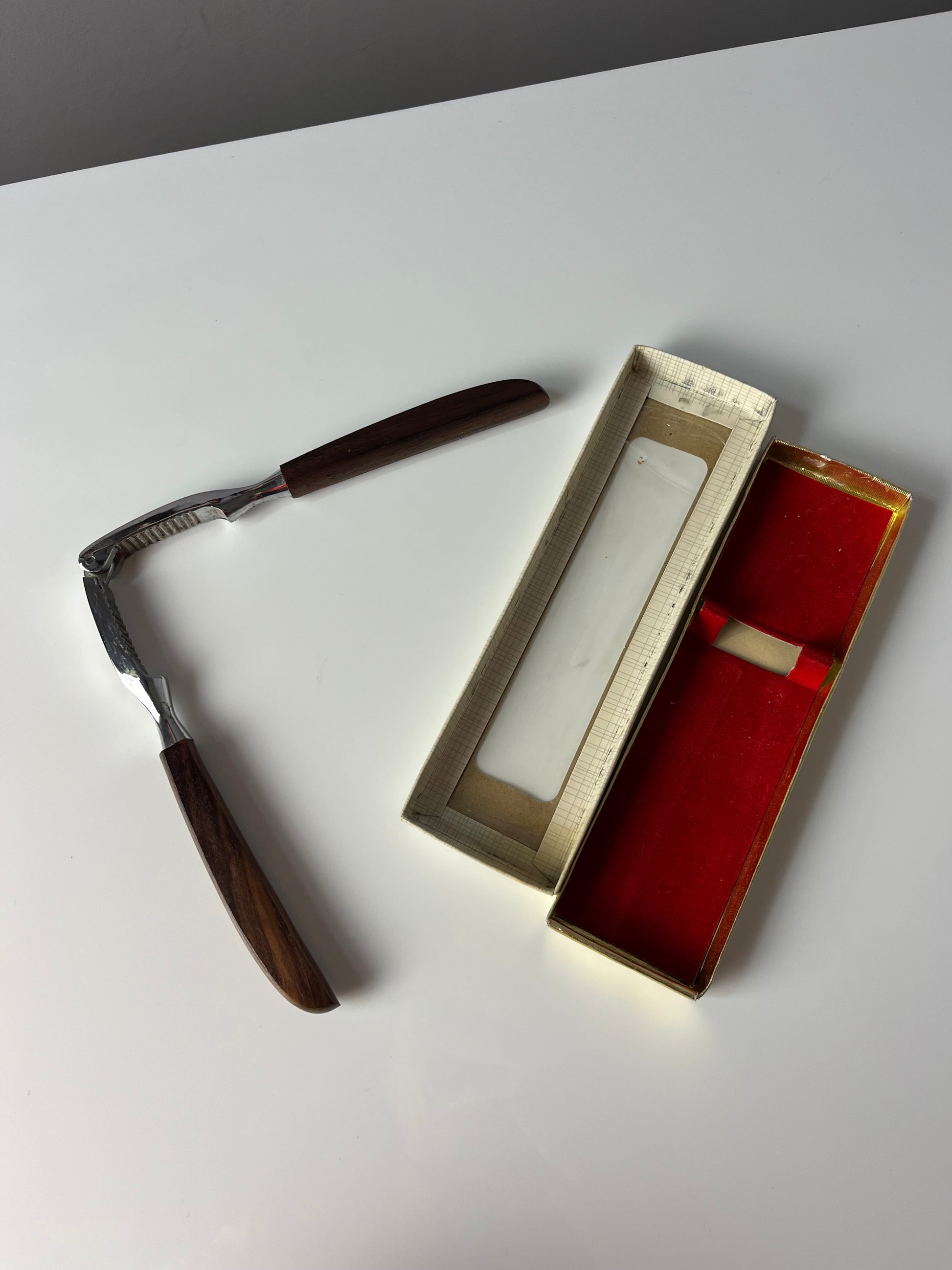 Nussknacker Teak in Originalverpackung