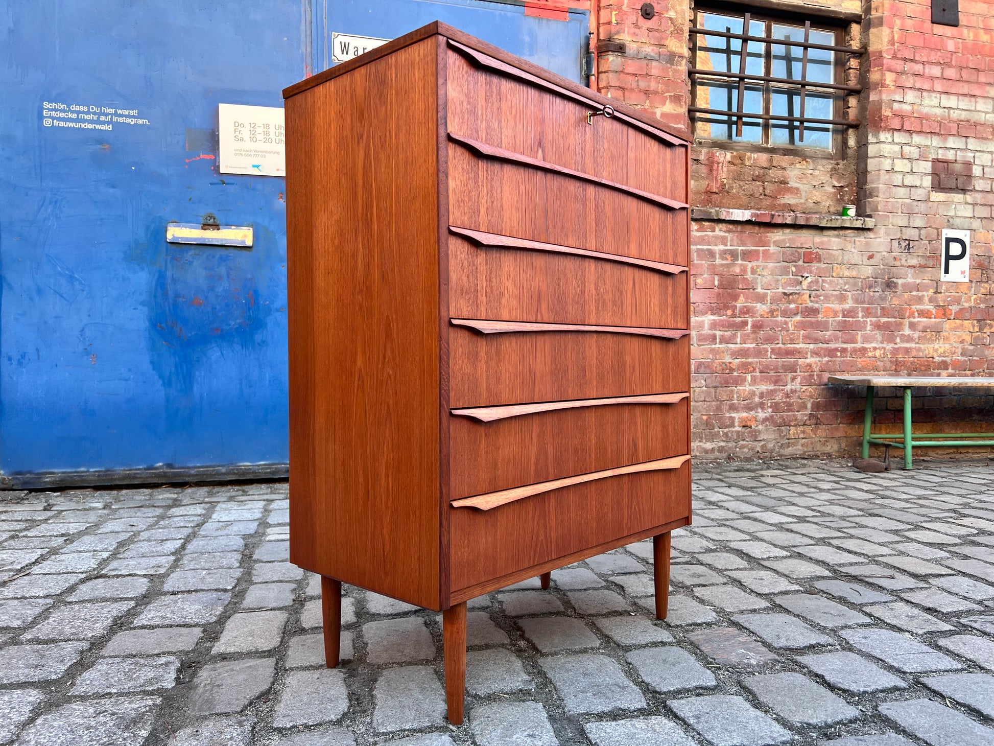 Kommode Teak mit durchgehenden Griffen und Schloss aus Dänemark