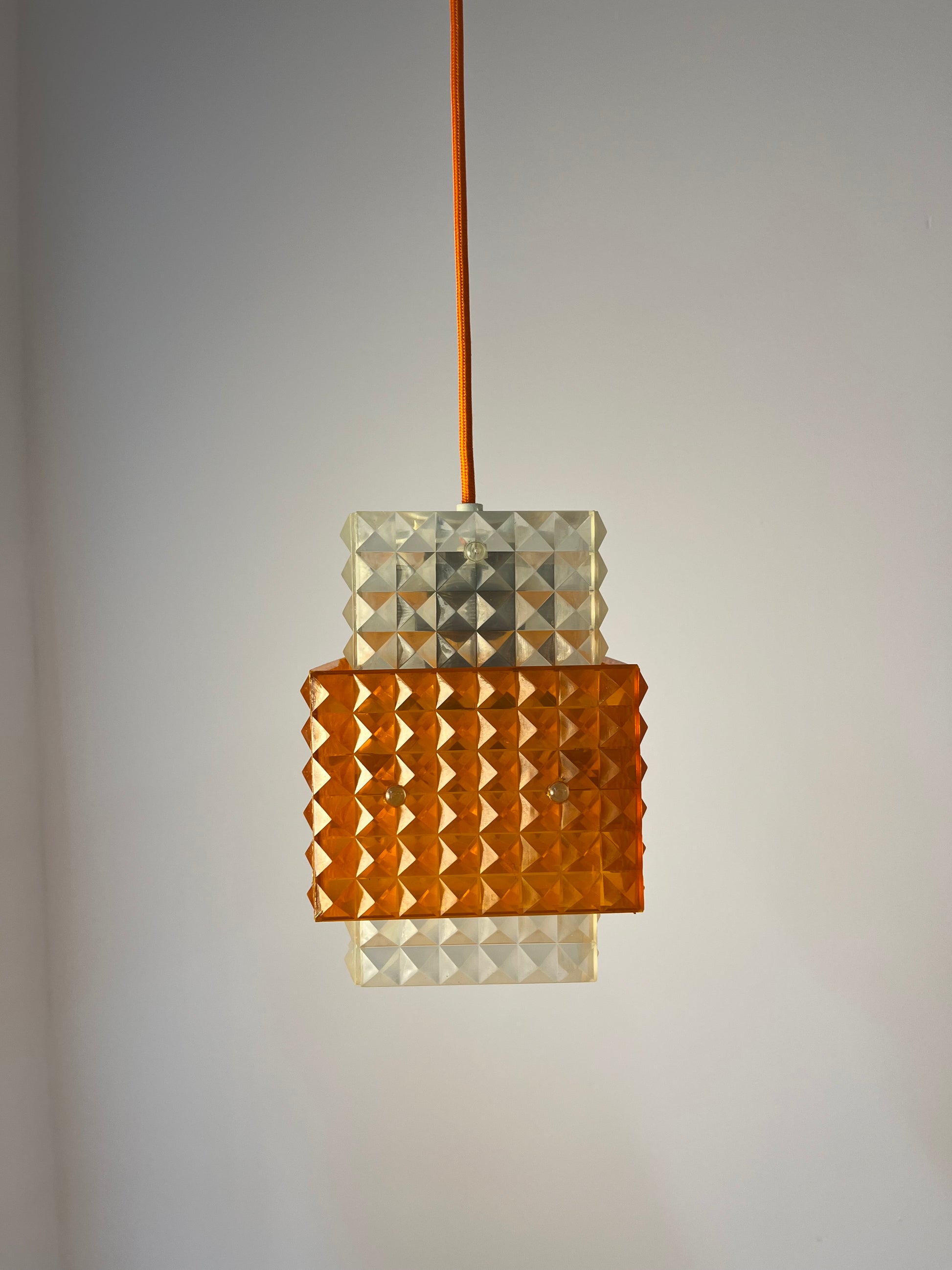 Hängelampe orange weiß mit Wabenstruktur aus der DDR