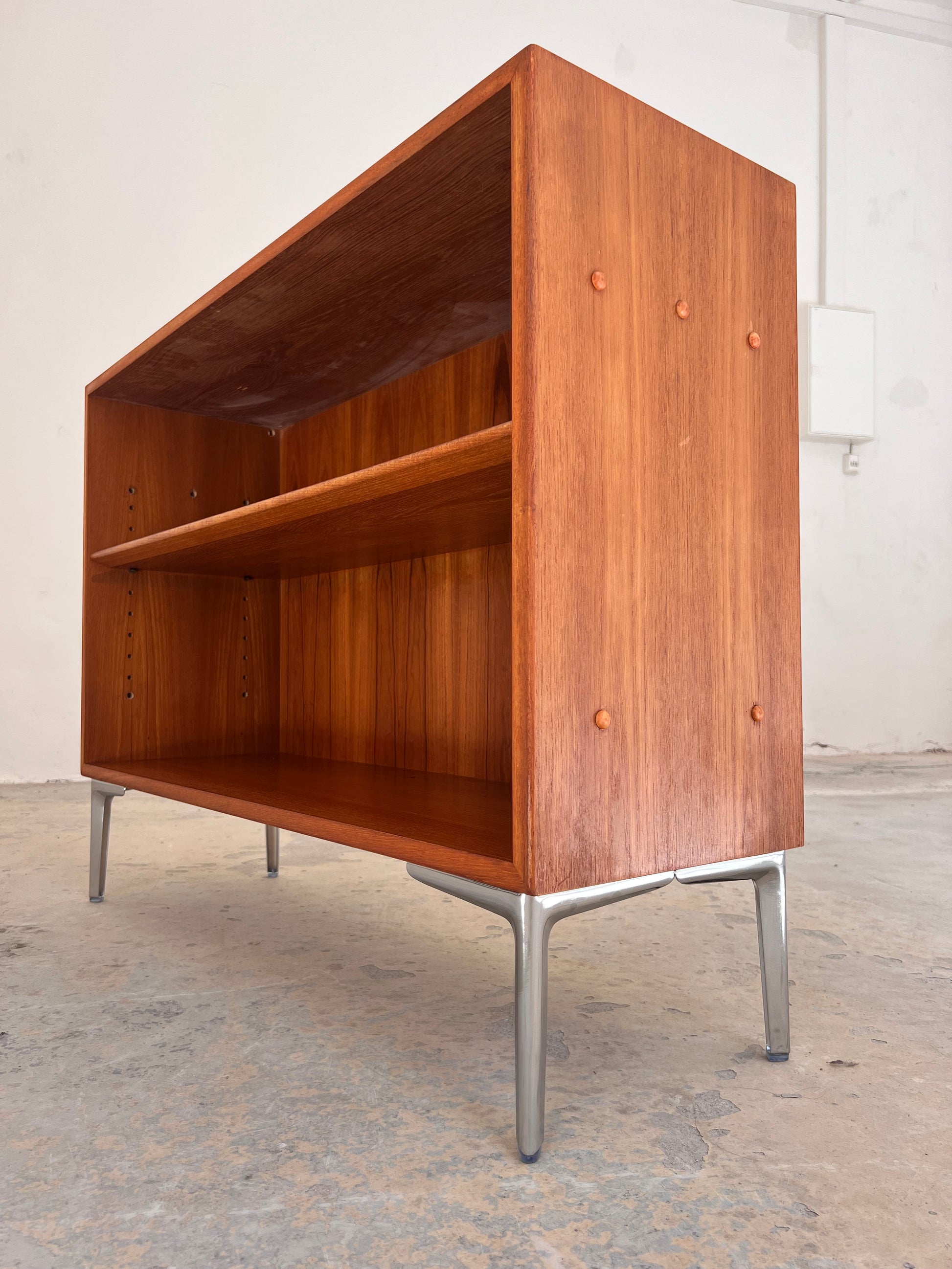 Regal Teak mit neuen Chromfüßen von Søborg Møbelfabrik