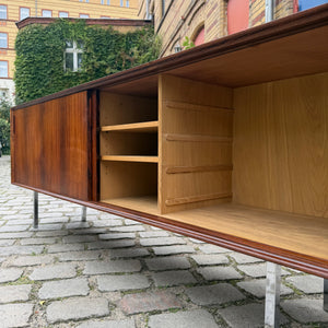 Sideboard Mahagoni mit Schiebetüren & Chromfüßen