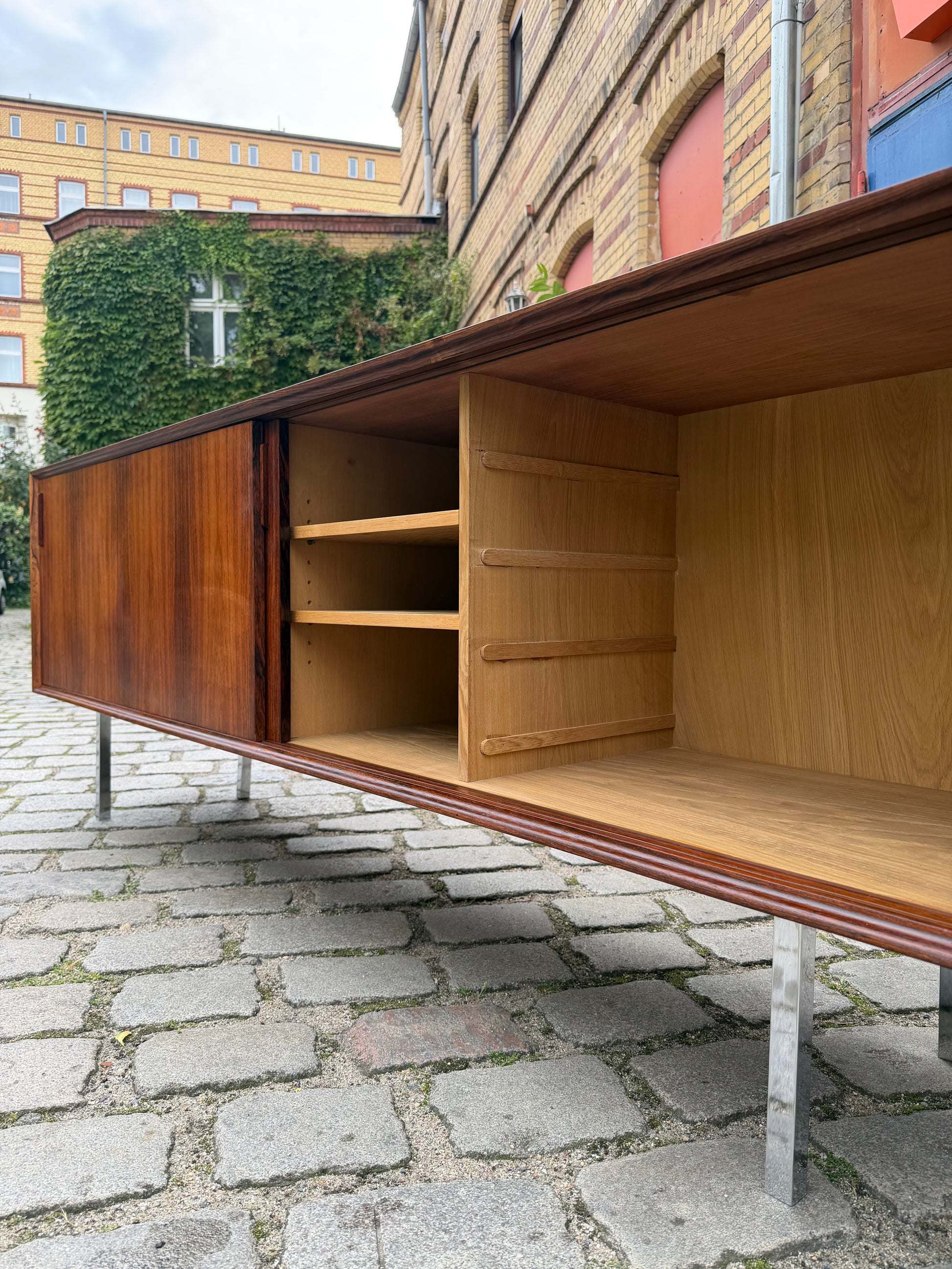 Sideboard Mahagoni mit Schiebetüren & Chromfüßen