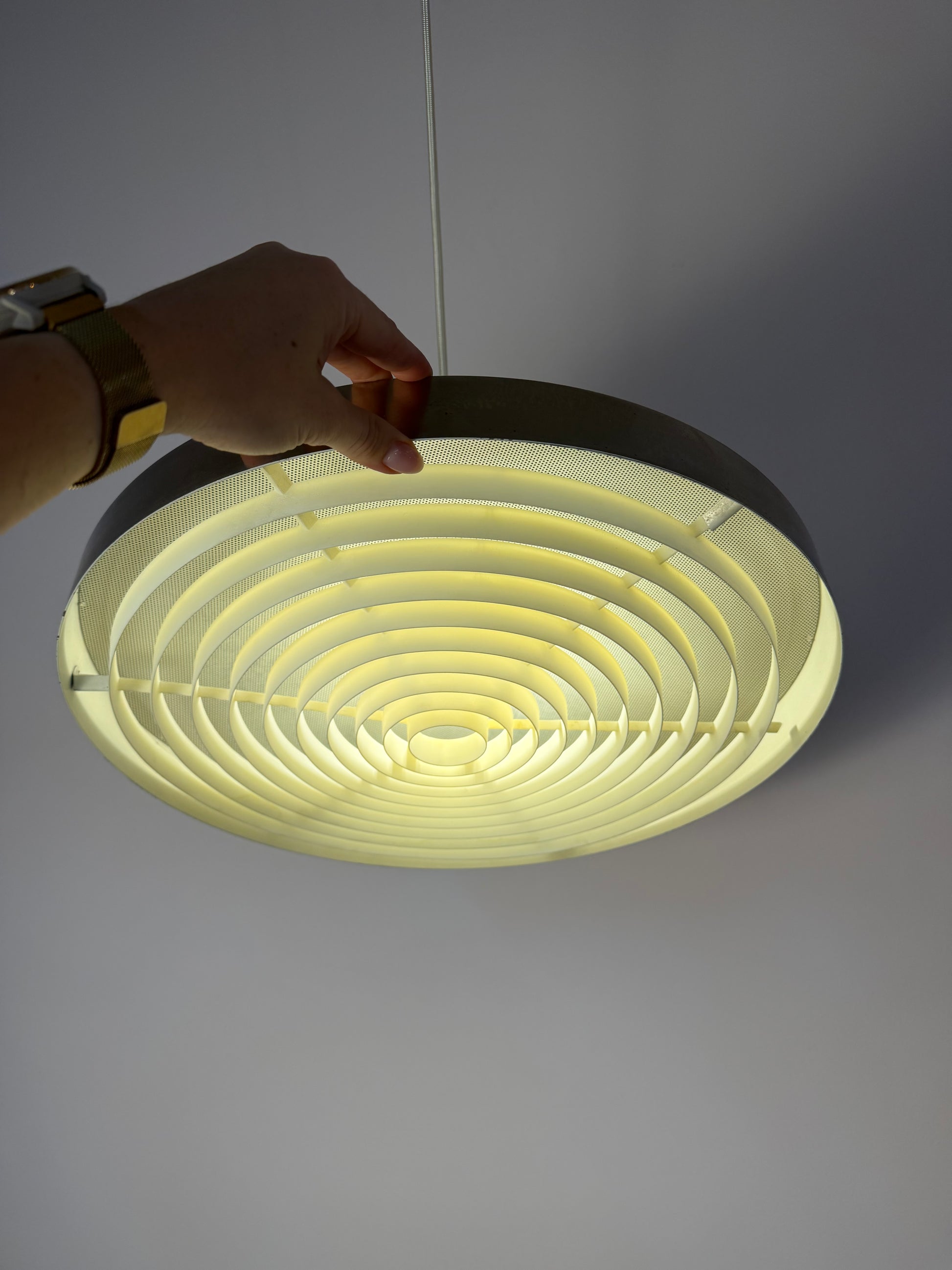 Hängelampe silber weiß mit Gitteroptik aus Dänemark