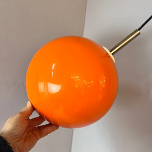 Große Kugellampe orange Kunststoff mit Chromstab
