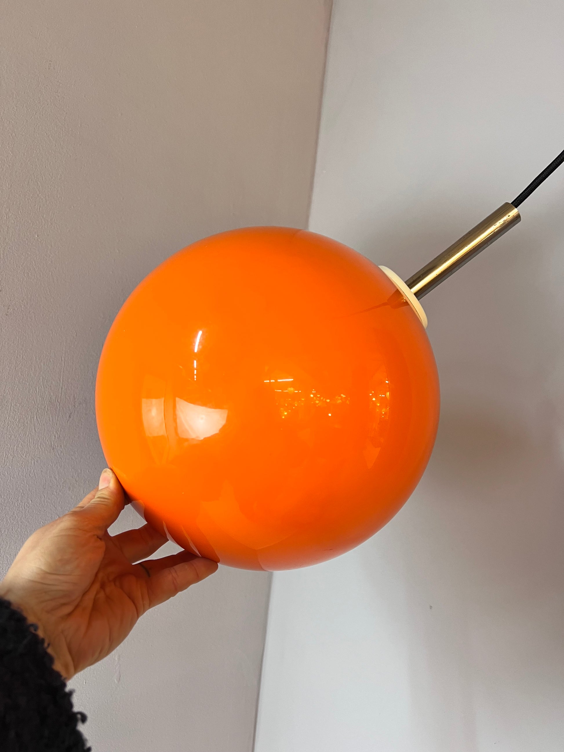 Große Kugellampe orange Kunststoff mit Chromstab