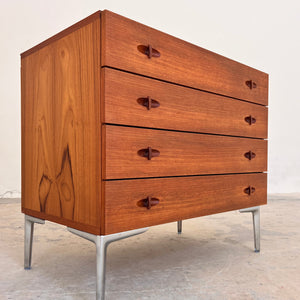 Kommode Teak mit neuen Chromfüßen von H. W. Klein für Bramin
