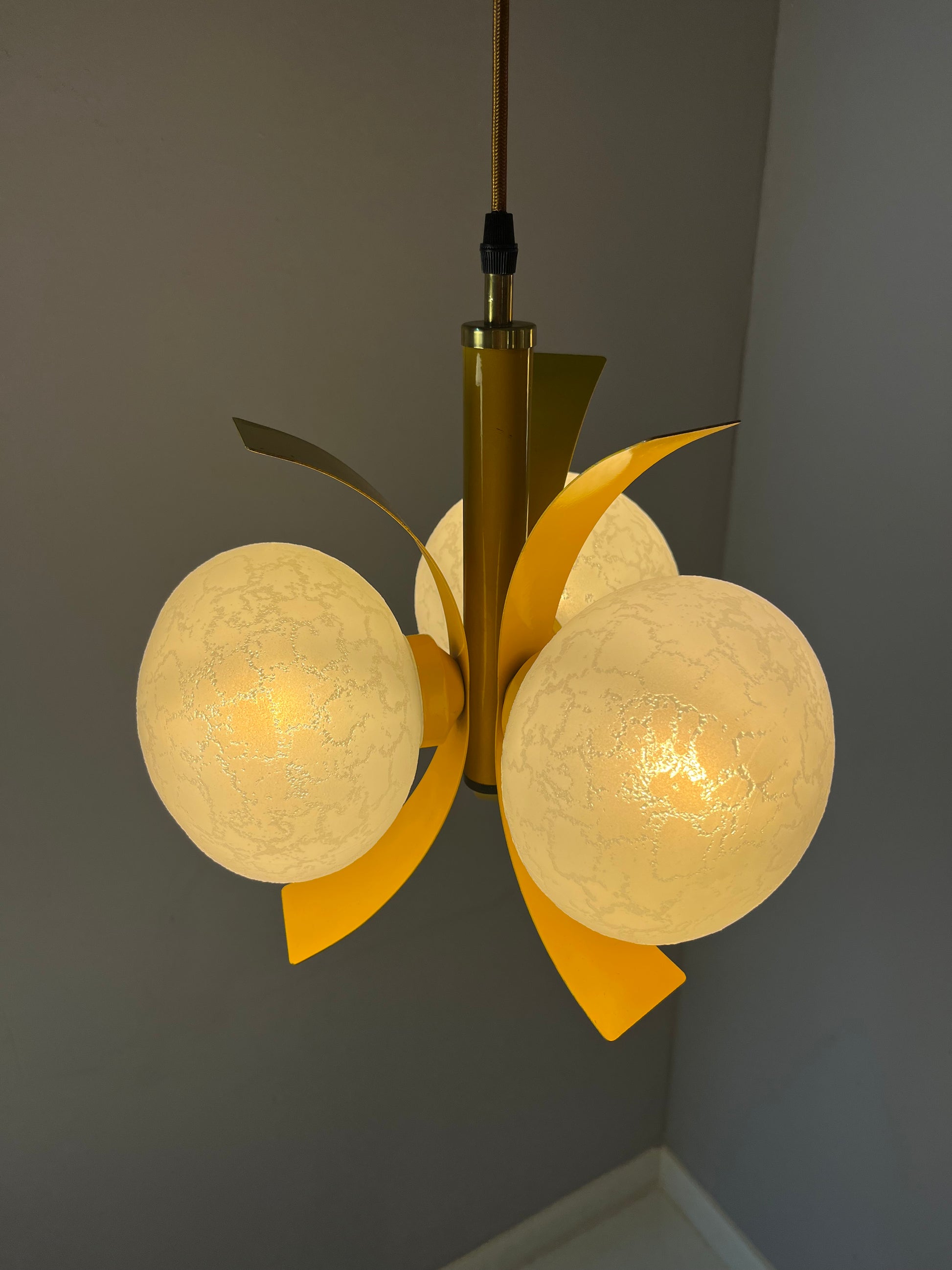 Hängelampe gelb weiß von Richard Essig