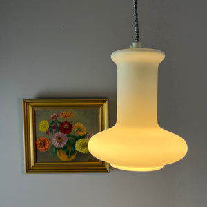 Hängelampe weiß Opalglas von Lightskaer Lighting