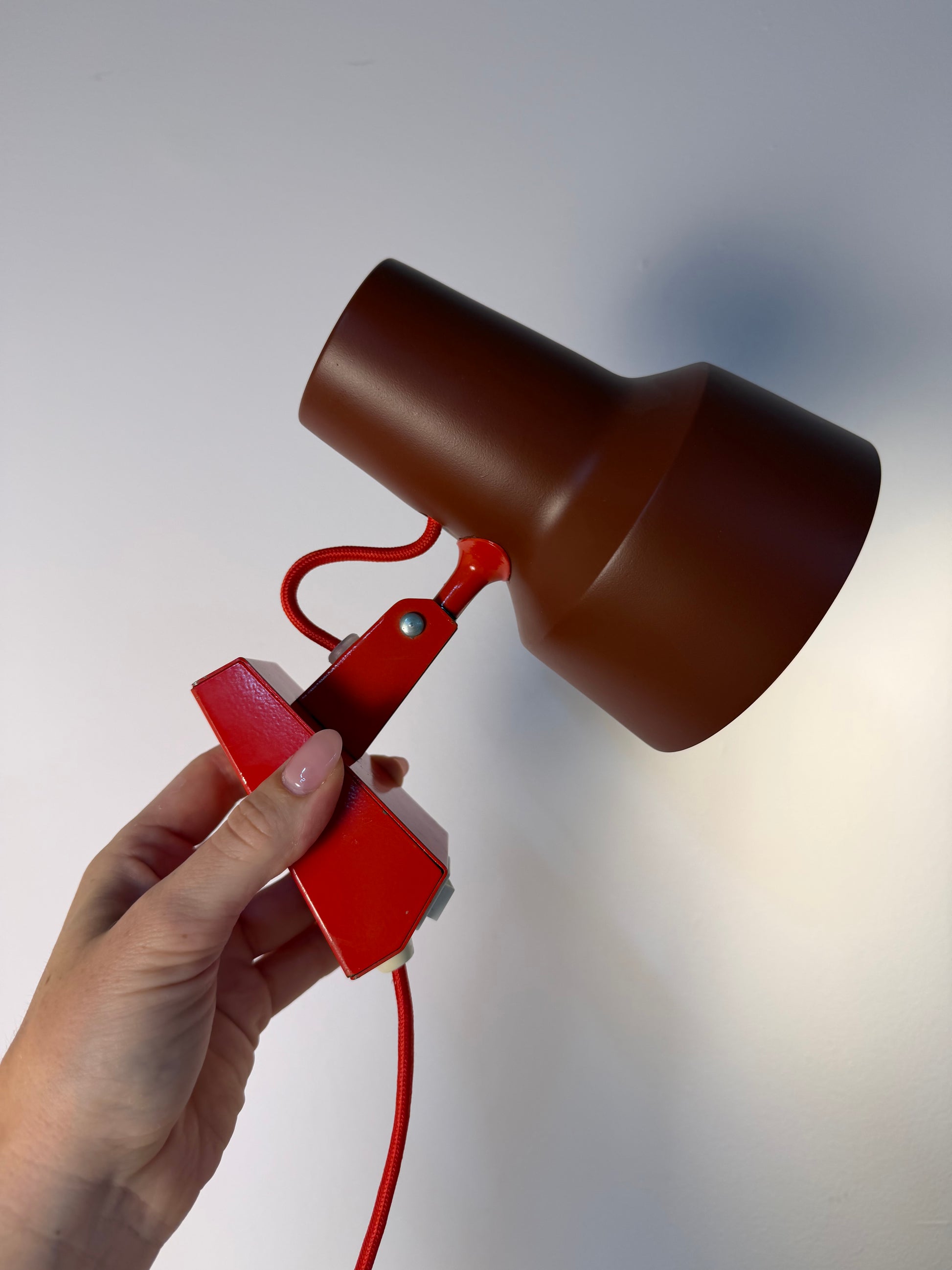 Wandlampe rot neu lackiert von Luxo