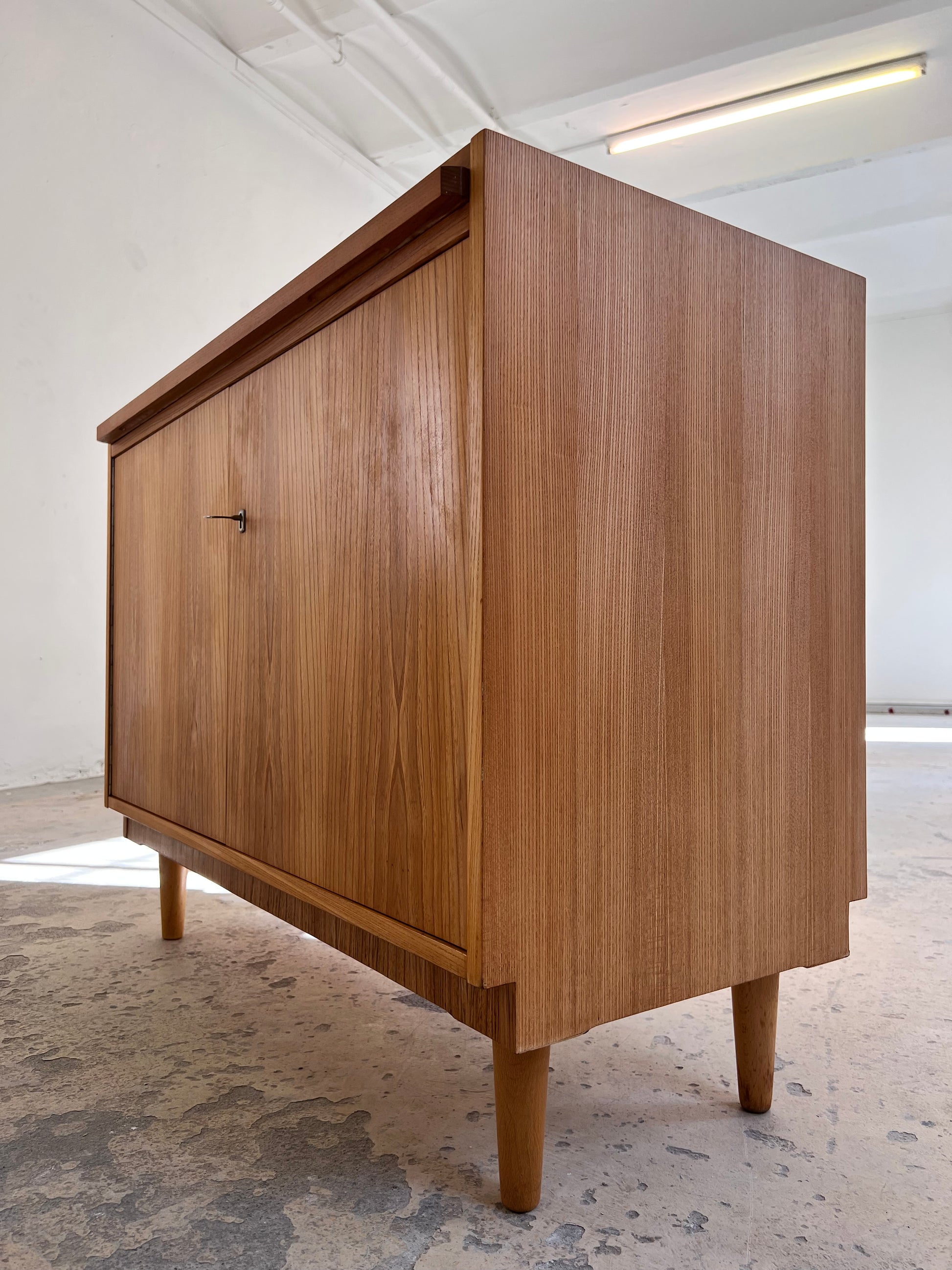 Schrank mit Auszug von Hellerau