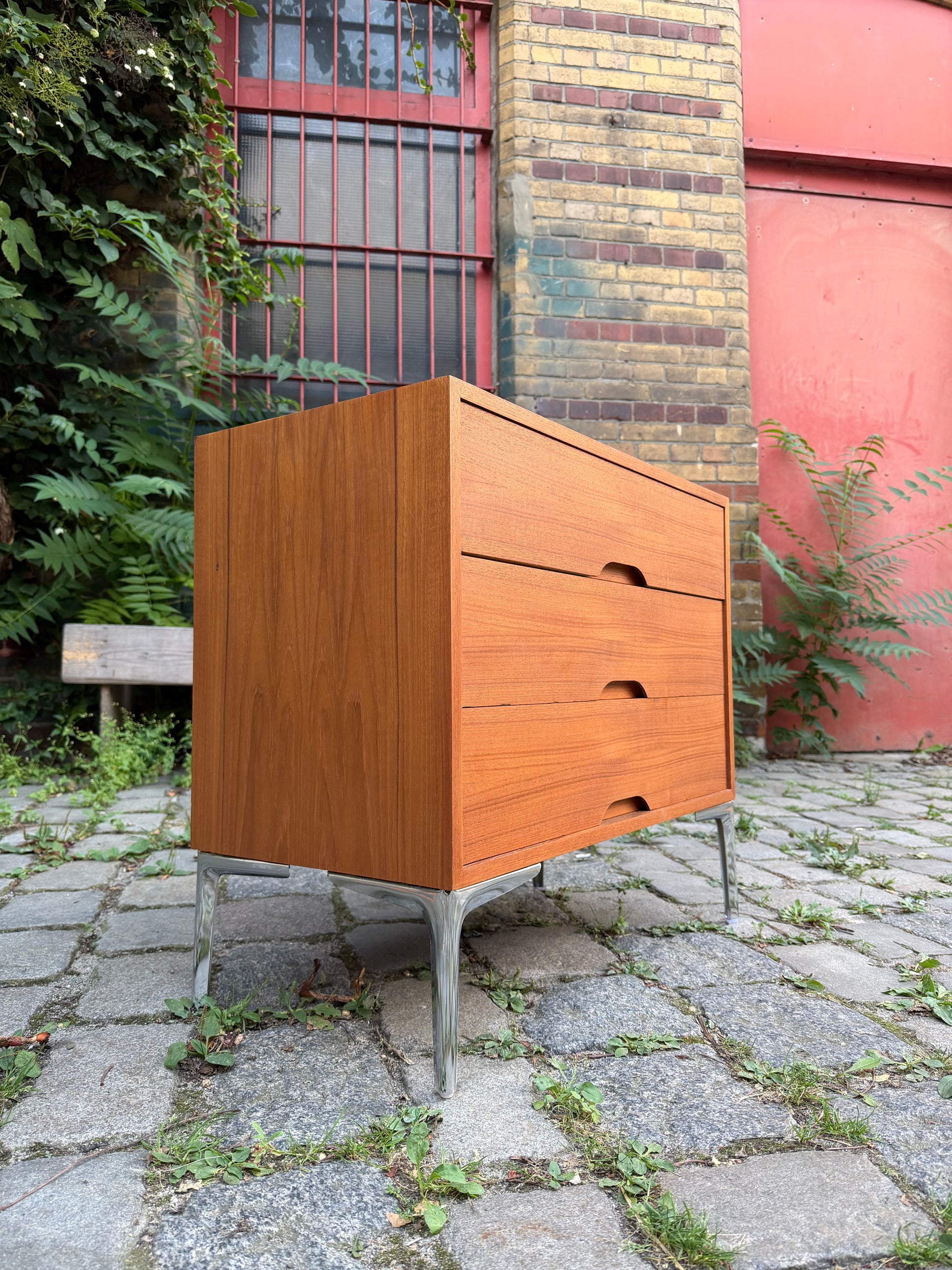Kommode Teak mit Schubladen auf Chromfüßen