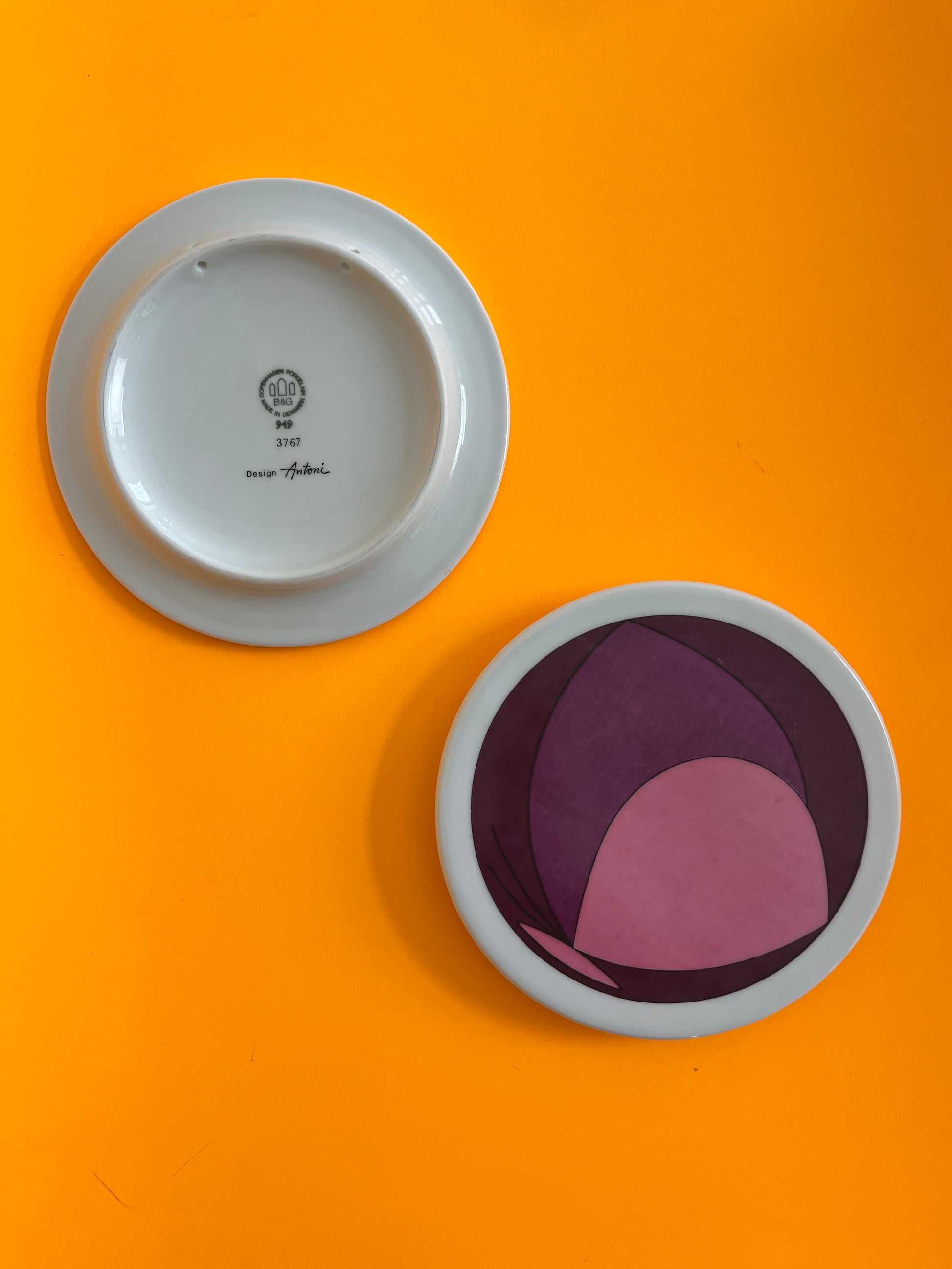 Set: 2x Sammelteller / Wandteller Schmetterlinge violett von Ib Antoni für Bing & Grøndahl