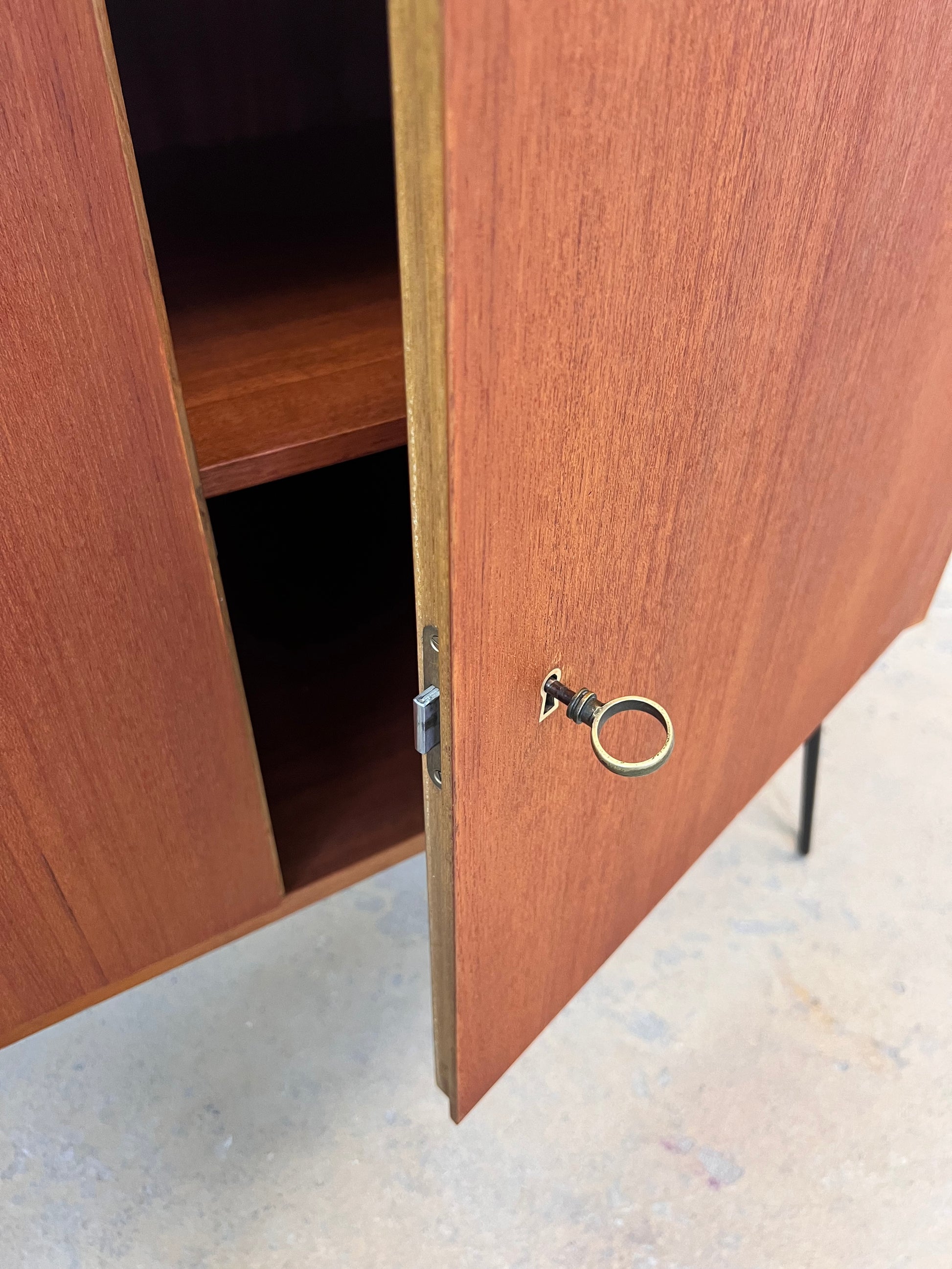 Schrank Teak auf Hairpinlegs