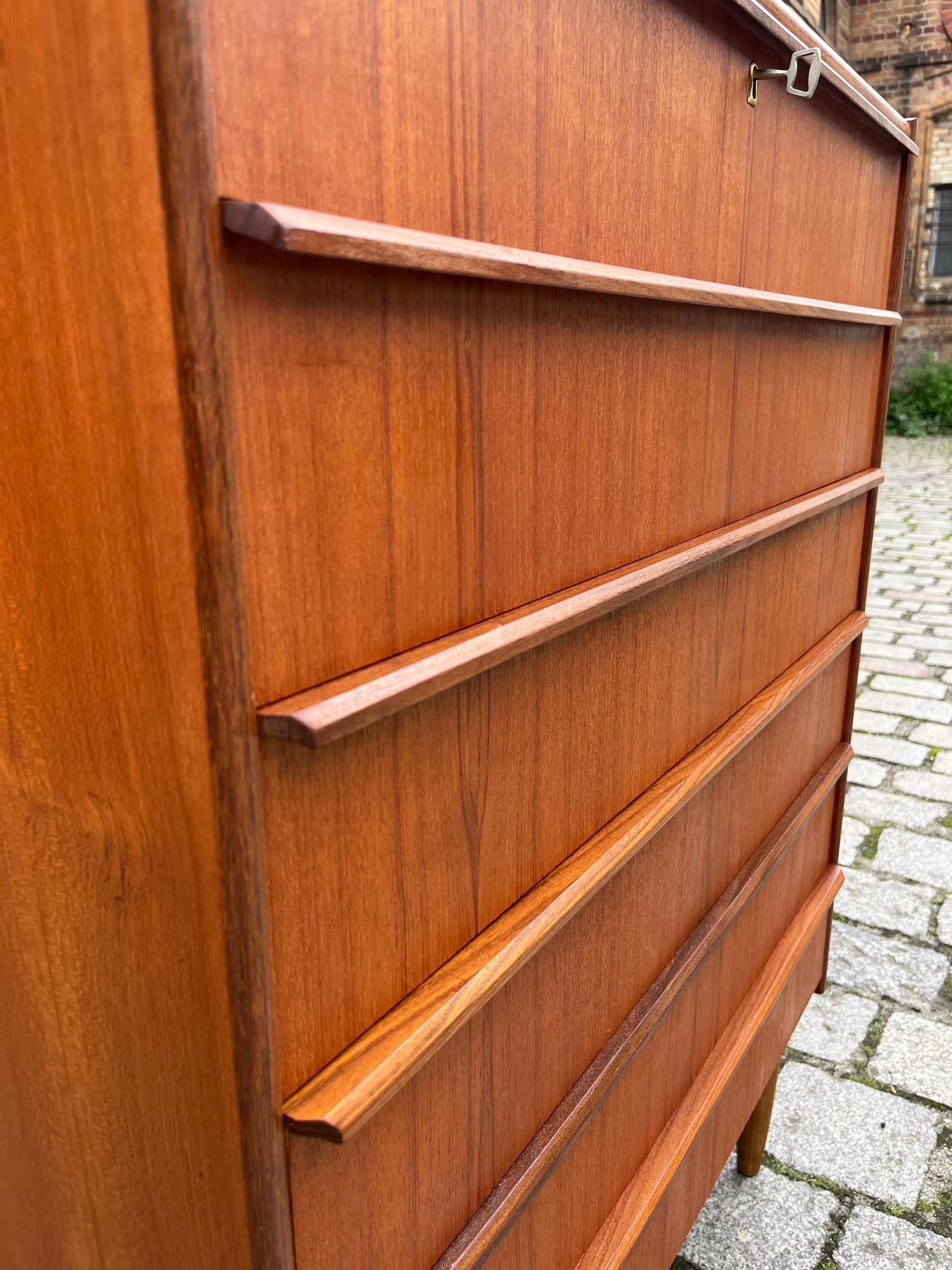 Kommode Teak mit durchgängigen Griffen