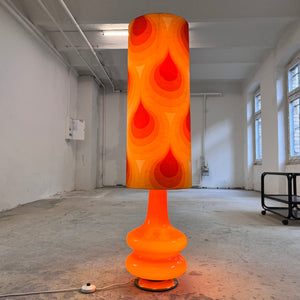 Stehlampe orange mit leuchtendem Glasfuß und 70er Schirm von Pako