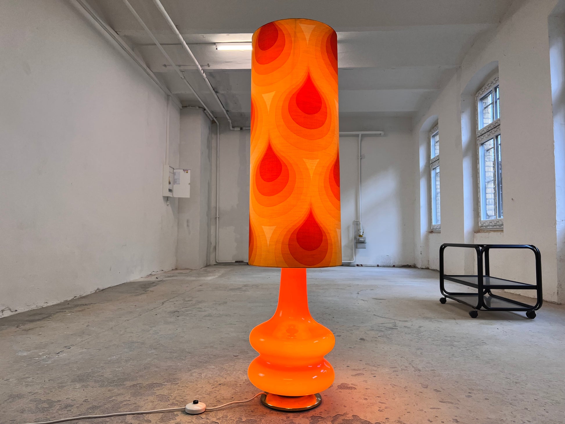 Stehlampe orange mit leuchtendem Glasfuß und 70er Schirm von Pako
