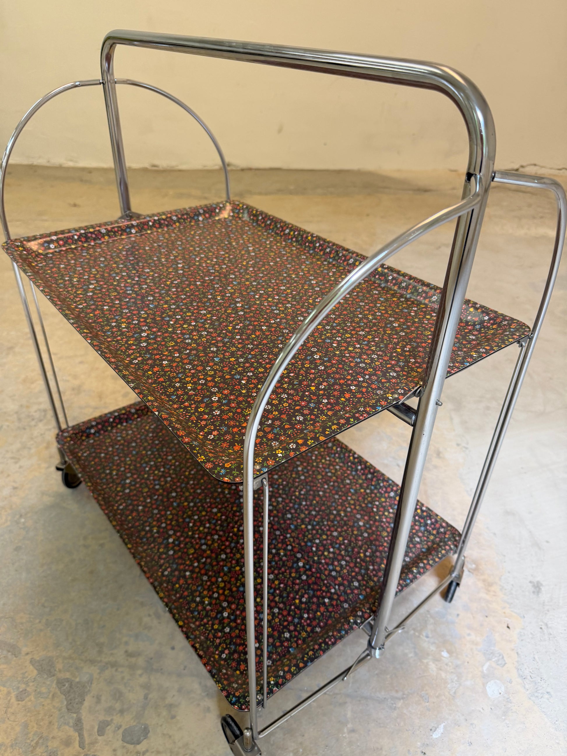 Dinette Servierwagen mit Blümchen und Chrom