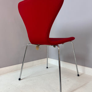 Stuhl Serie 7 rot in Vollpolsterung von Arne Jacobsen für Fritz Hansen