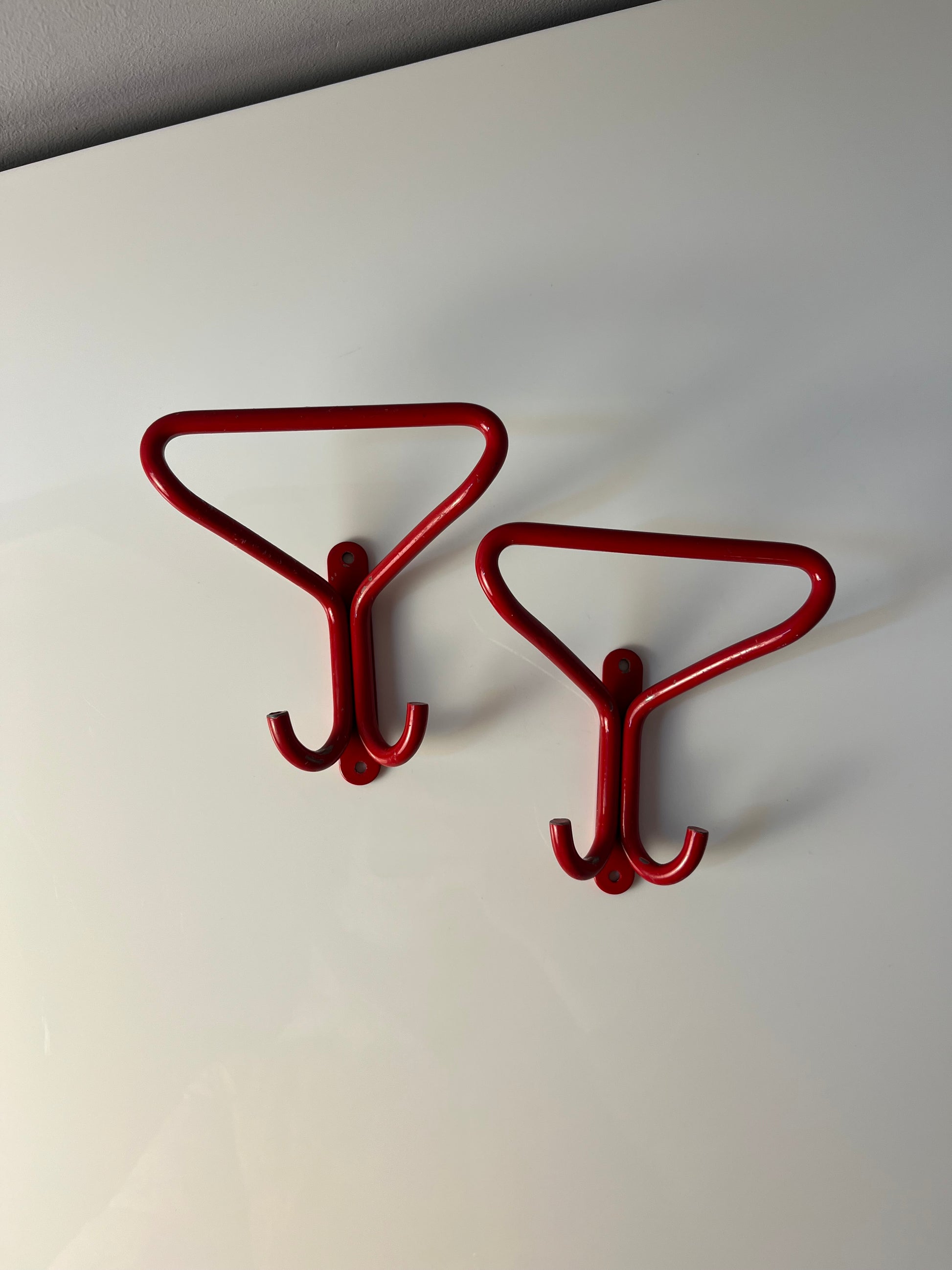 Set: 2x Wandhaken rot Metall